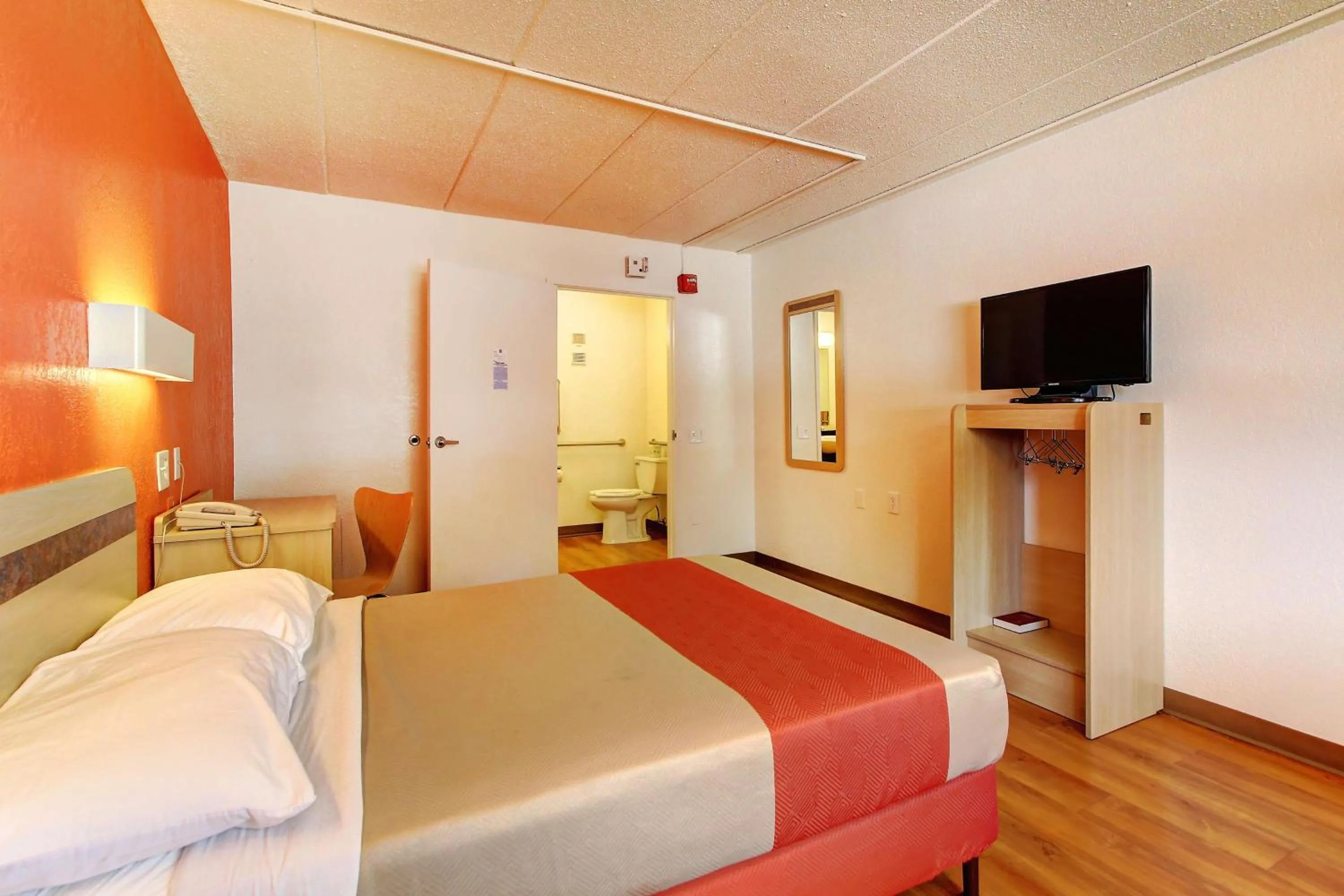 Photo of the whole room, Bed in Motel 6-York, PA