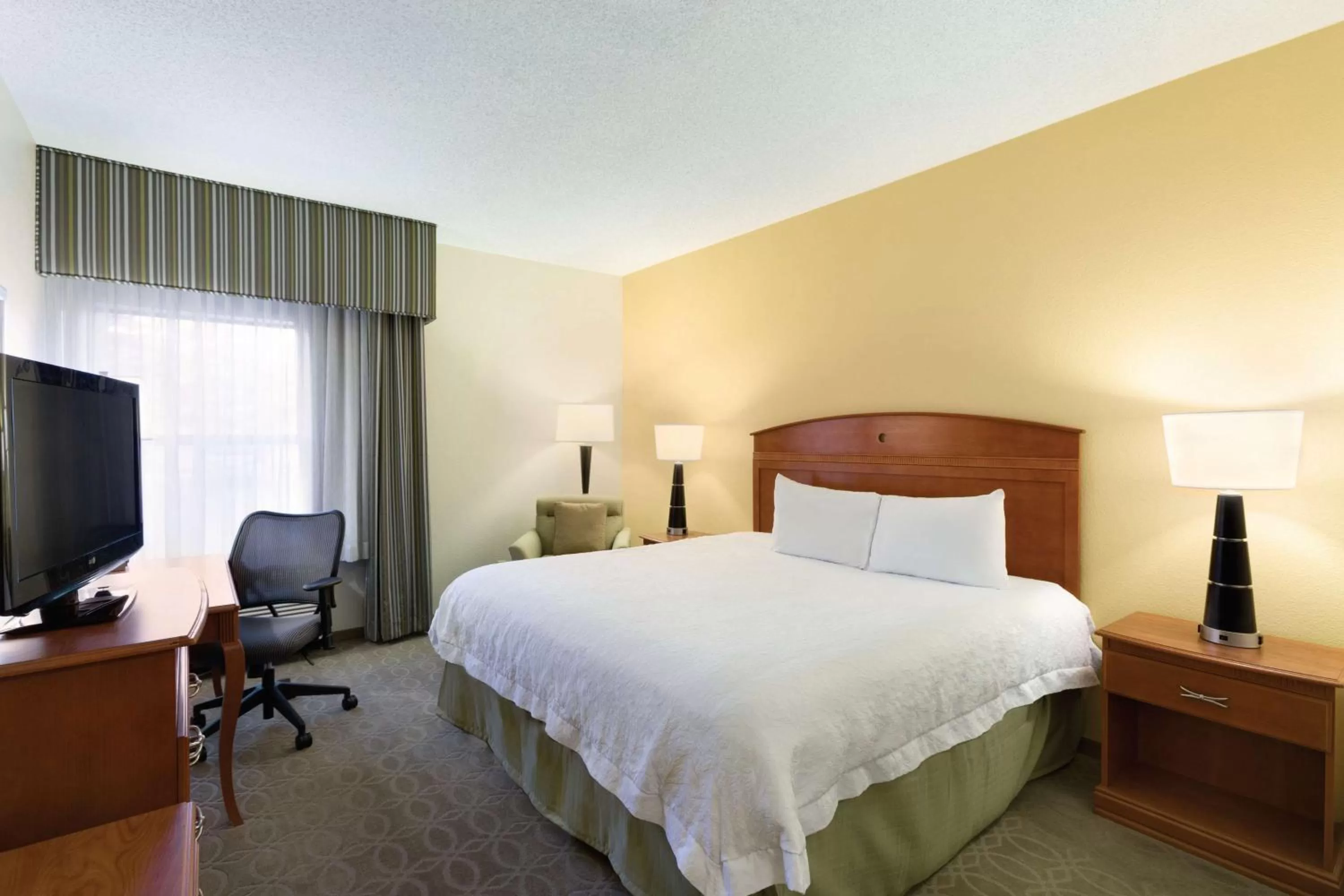 Bedroom, Bed in Hampton Inn Youngstown/Boardman