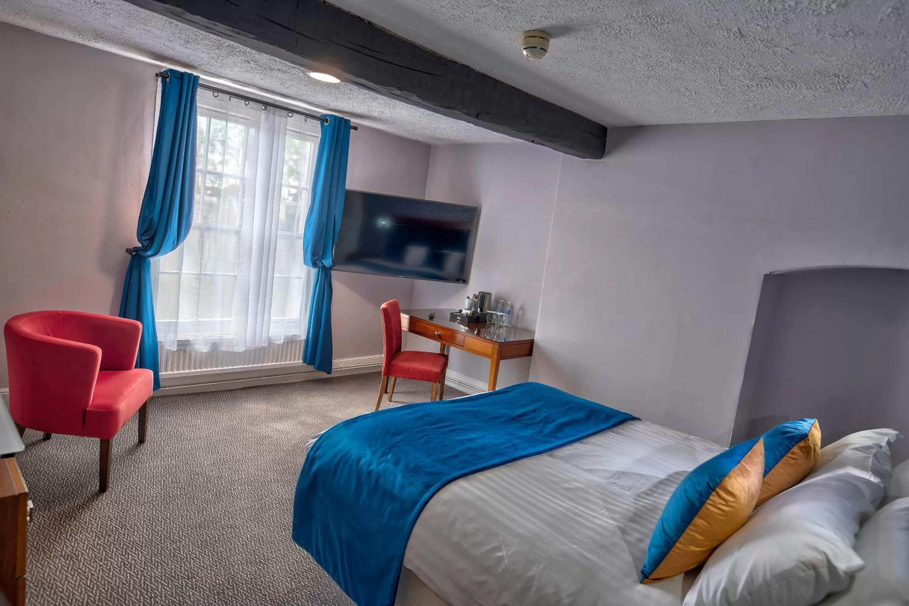 Photo of the whole room, TV/Entertainment Center in The Bridge Hotel