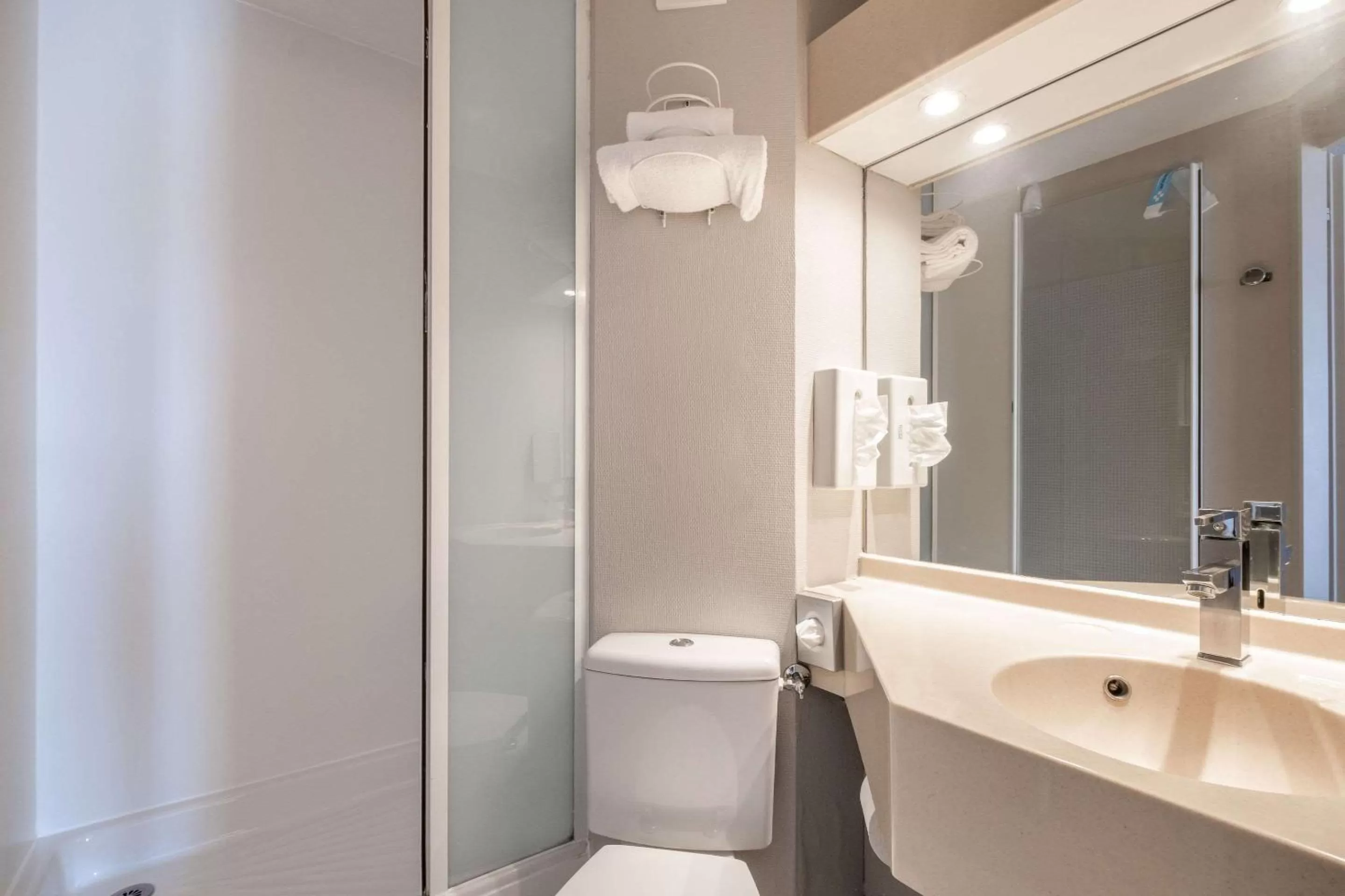 Bathroom in Comfort Hotel Linas - Montlhery