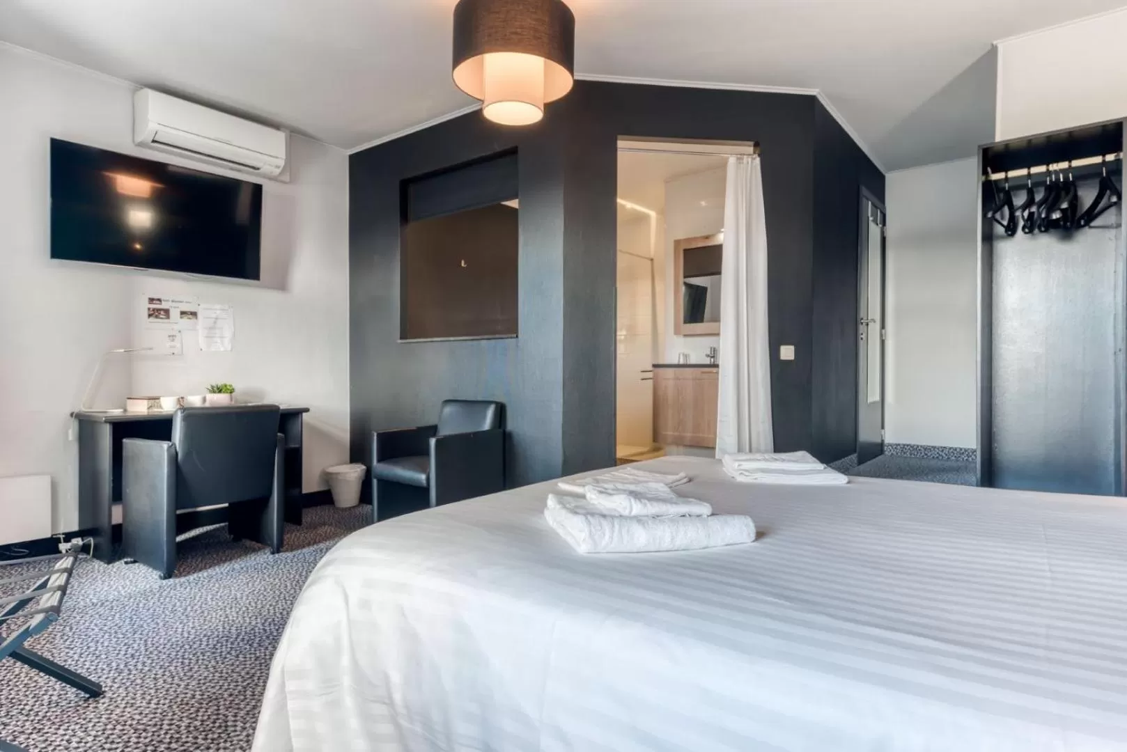 Bedroom, Bed in Hôtel de la Gare