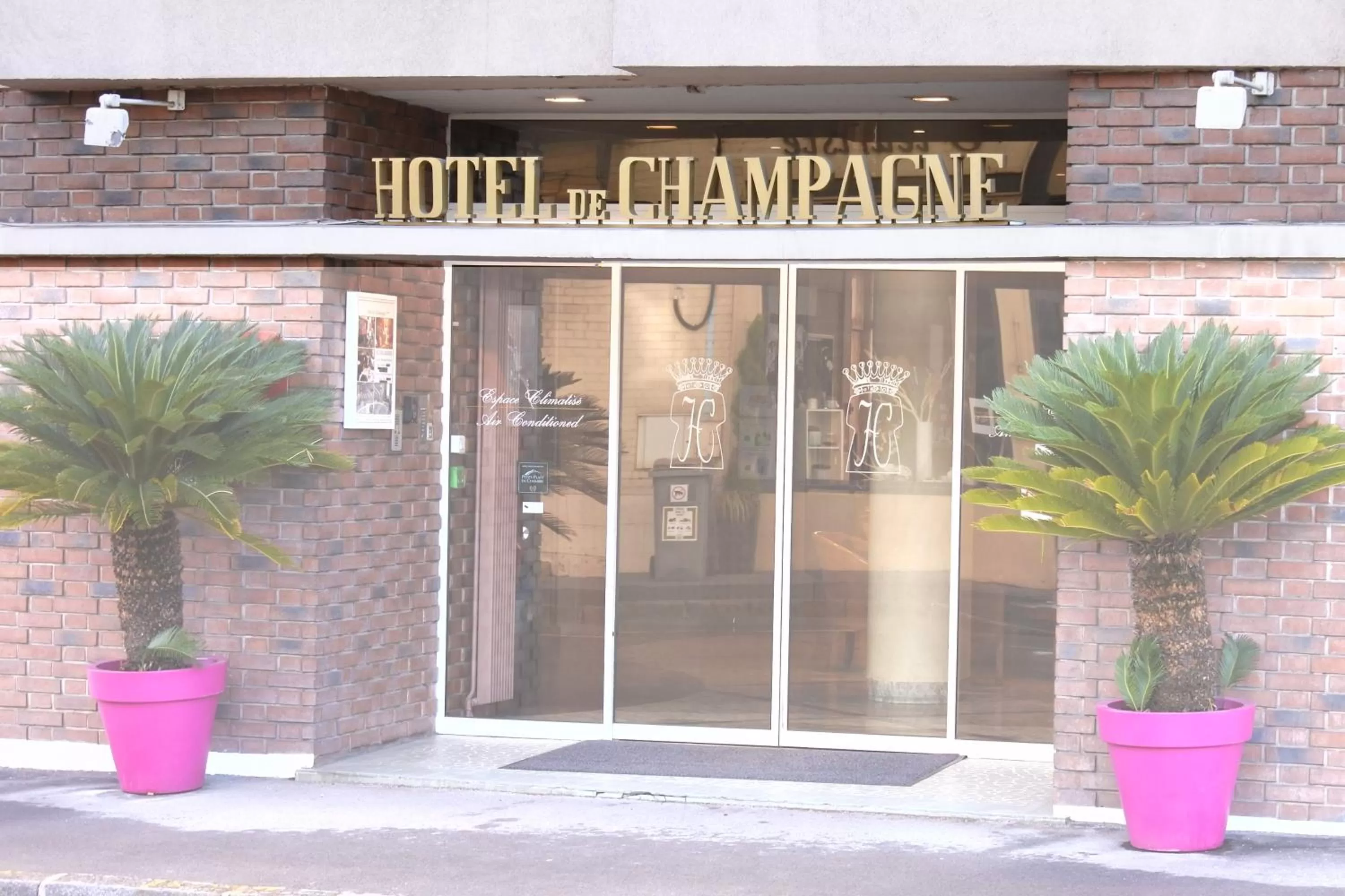 Facade/entrance in Hotel de Champagne