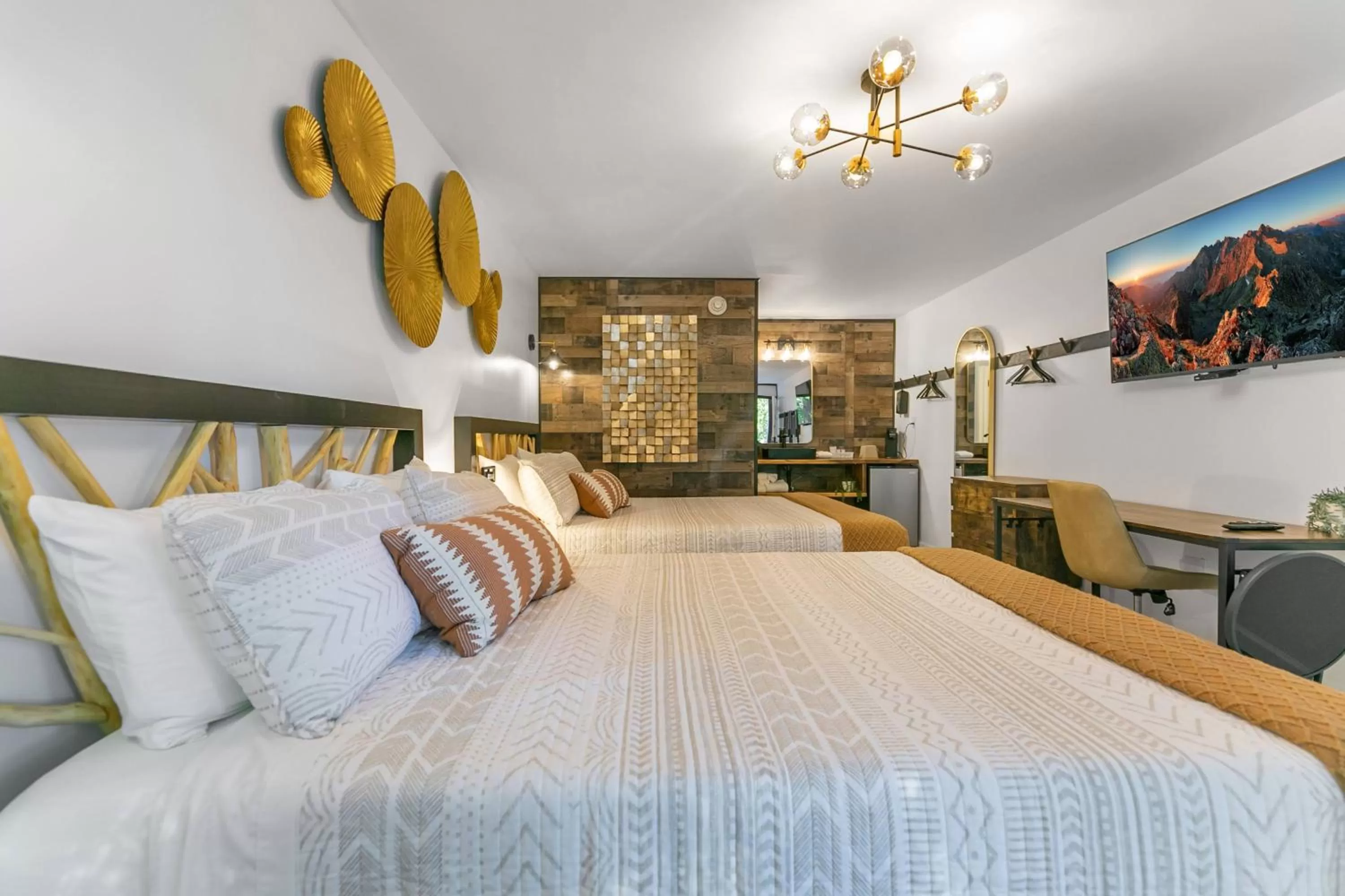 Decorative detail, Bed in Candlewick Inn and Suites