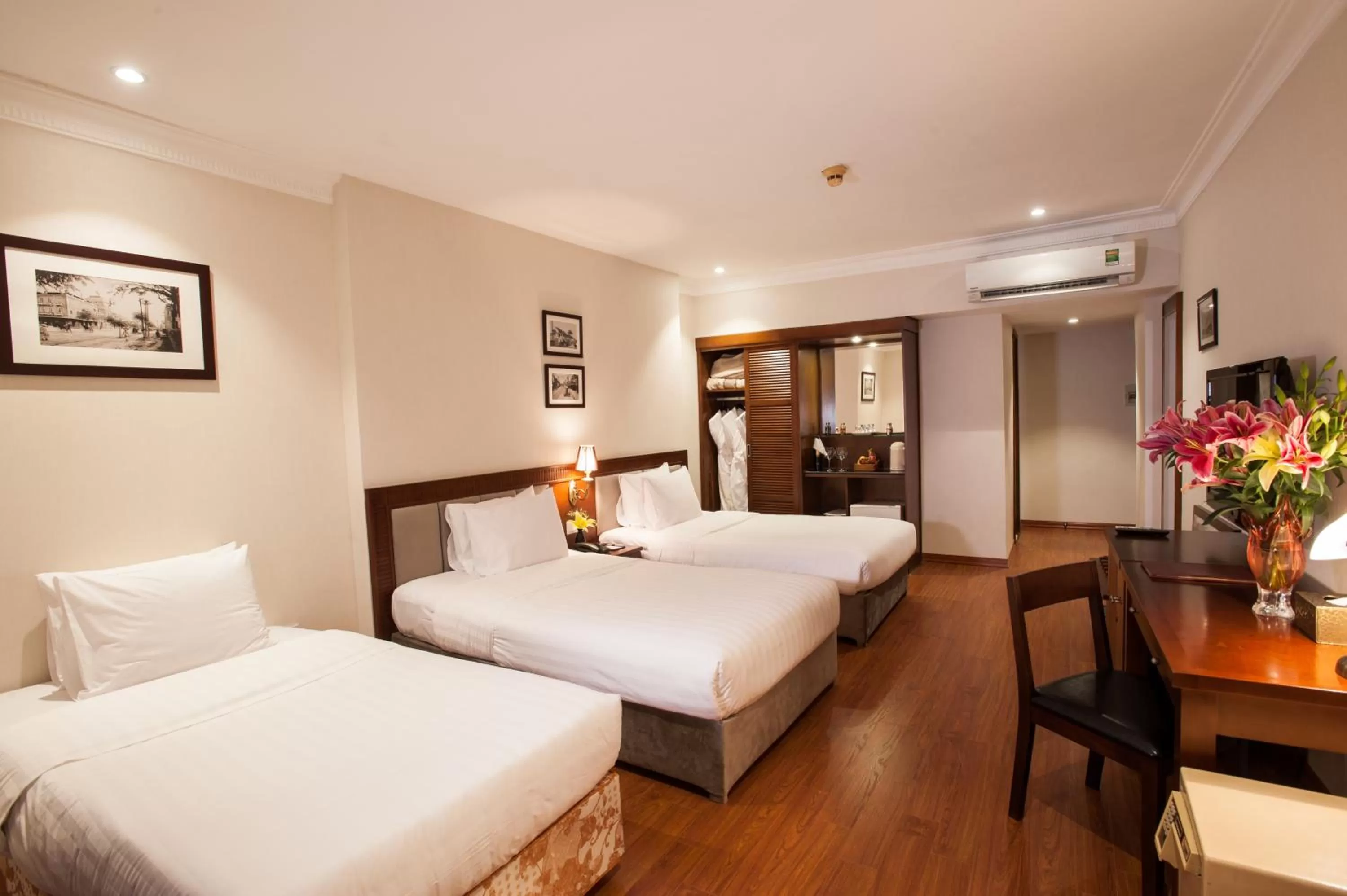 Bed in Mon Regency Hotel