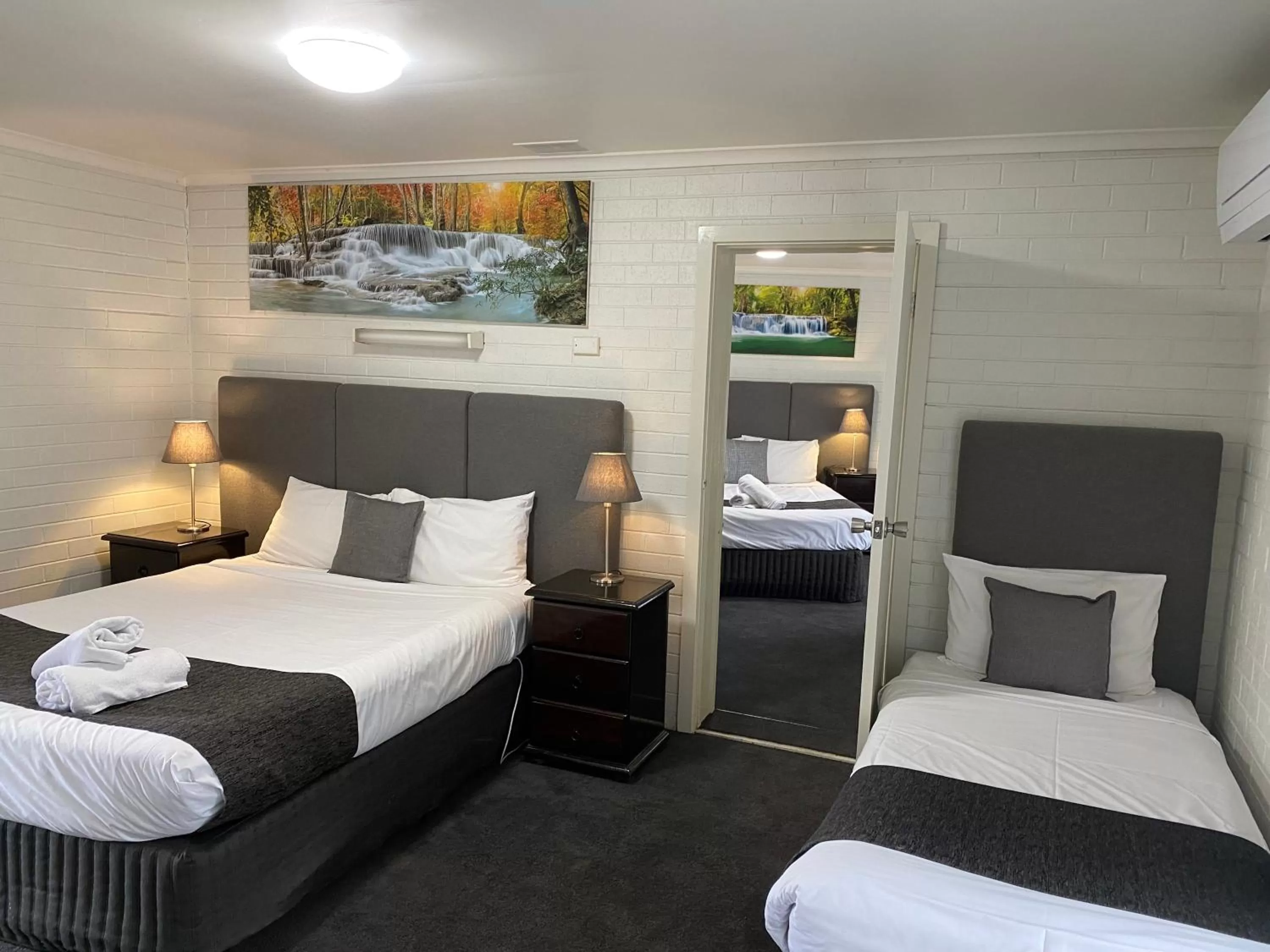 Bedroom, Bed in Frankston Motel