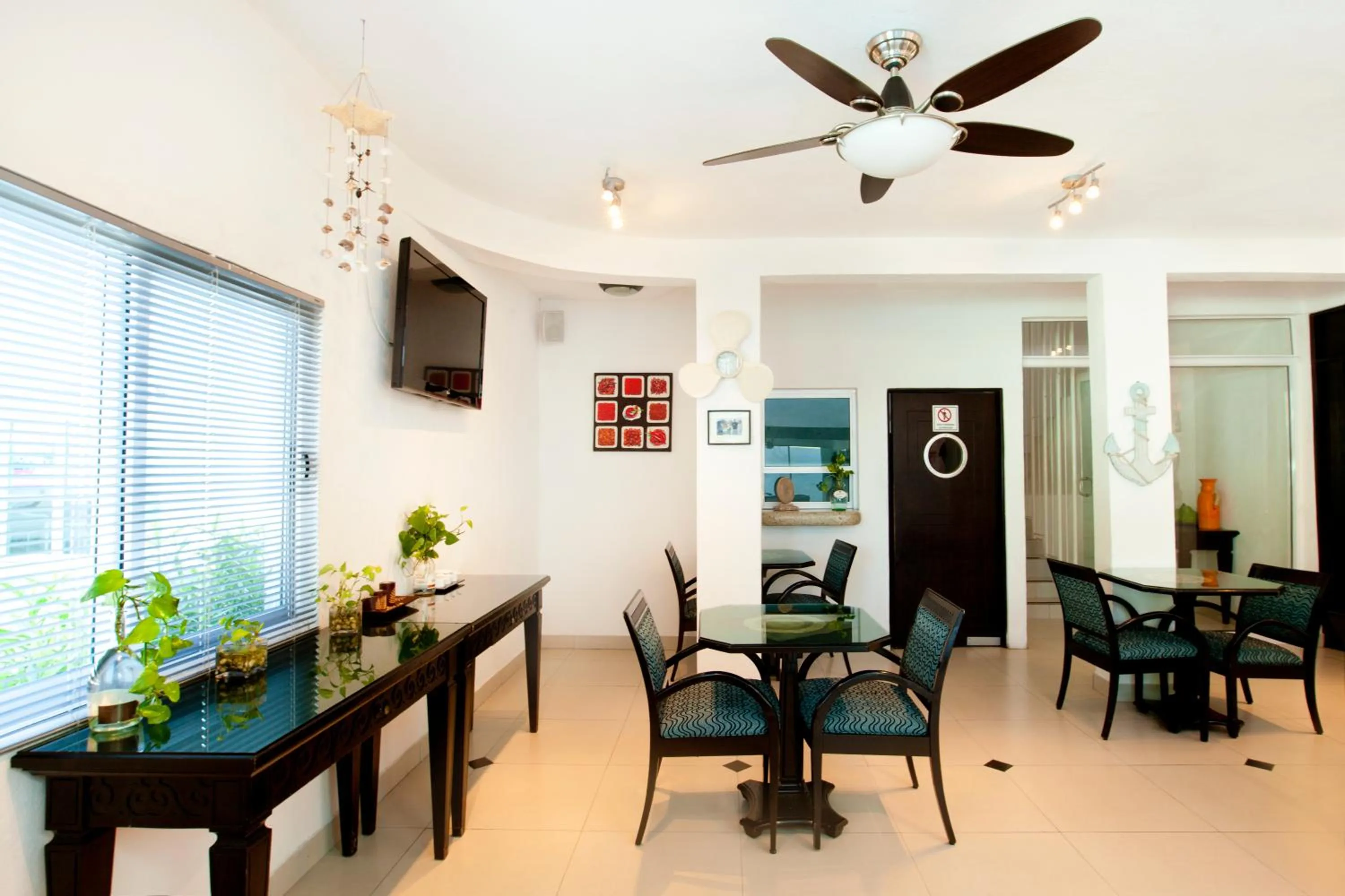 Restaurant/places to eat in Hotel Del Sol