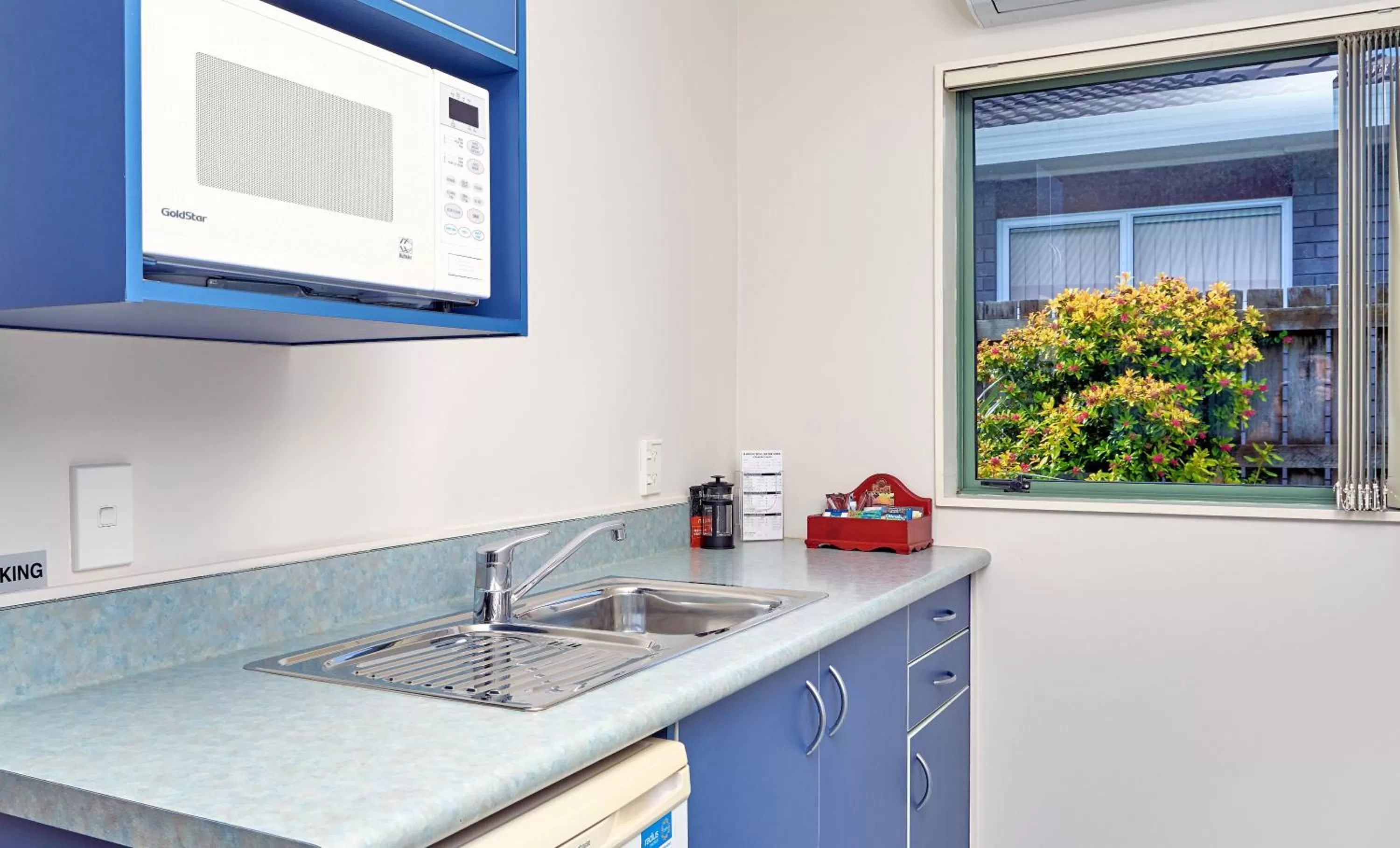 Kitchen or kitchenette in Barringtons Motor Lodge