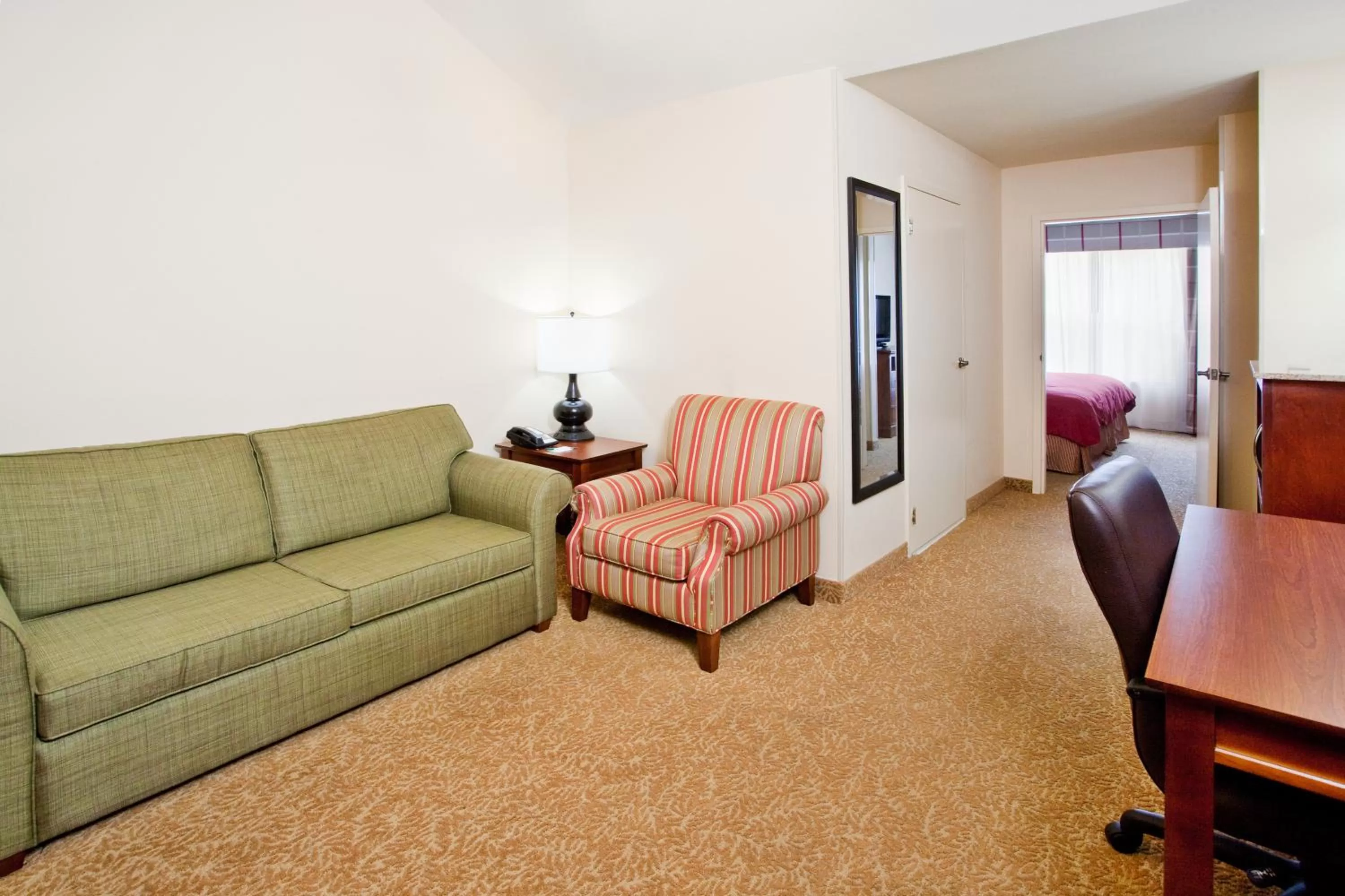 Living room in Country Inn & Suites by Radisson, Atlanta I-75 South, GA
