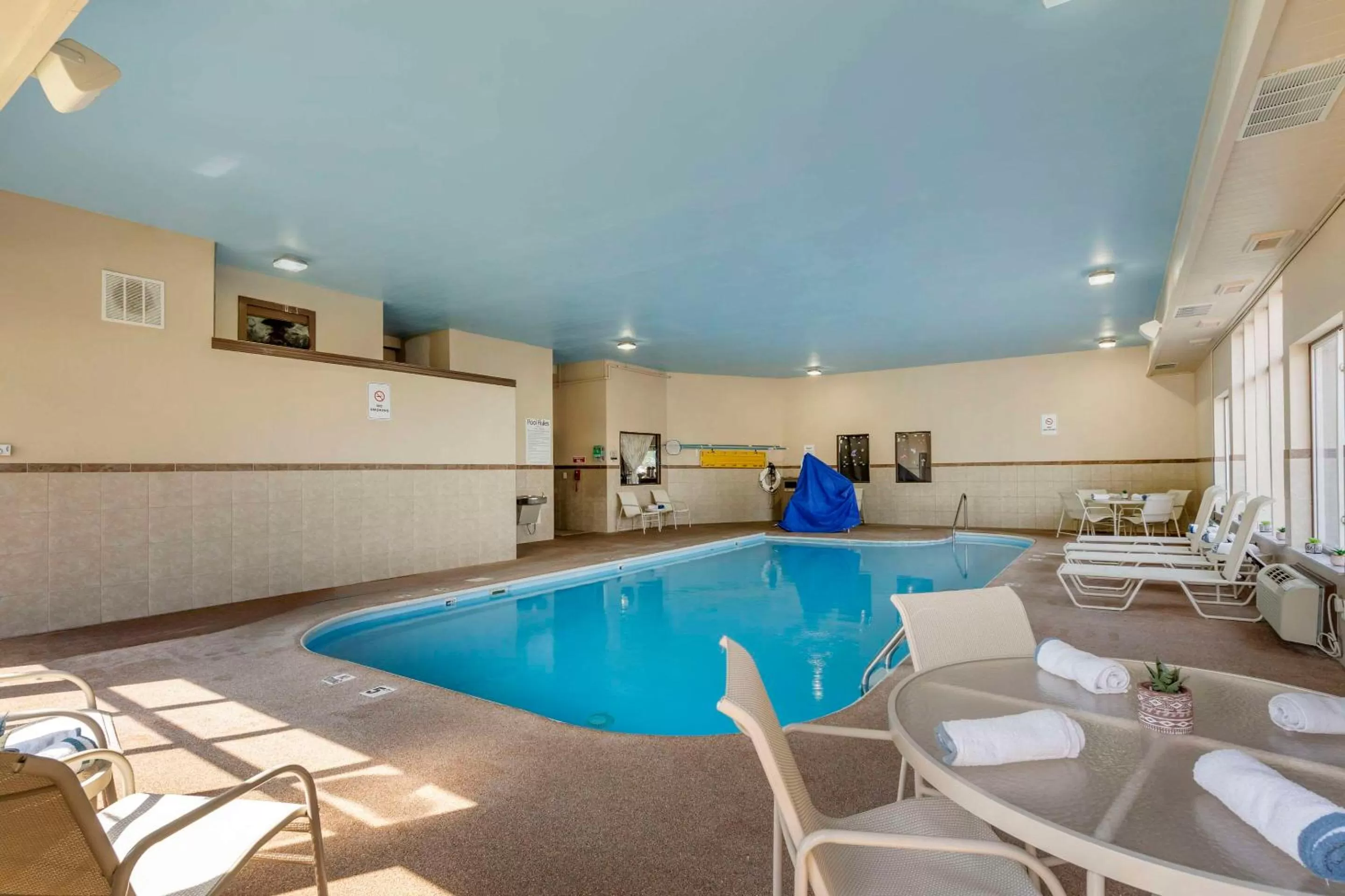 Swimming pool in Quality Inn & Suites Delaware South