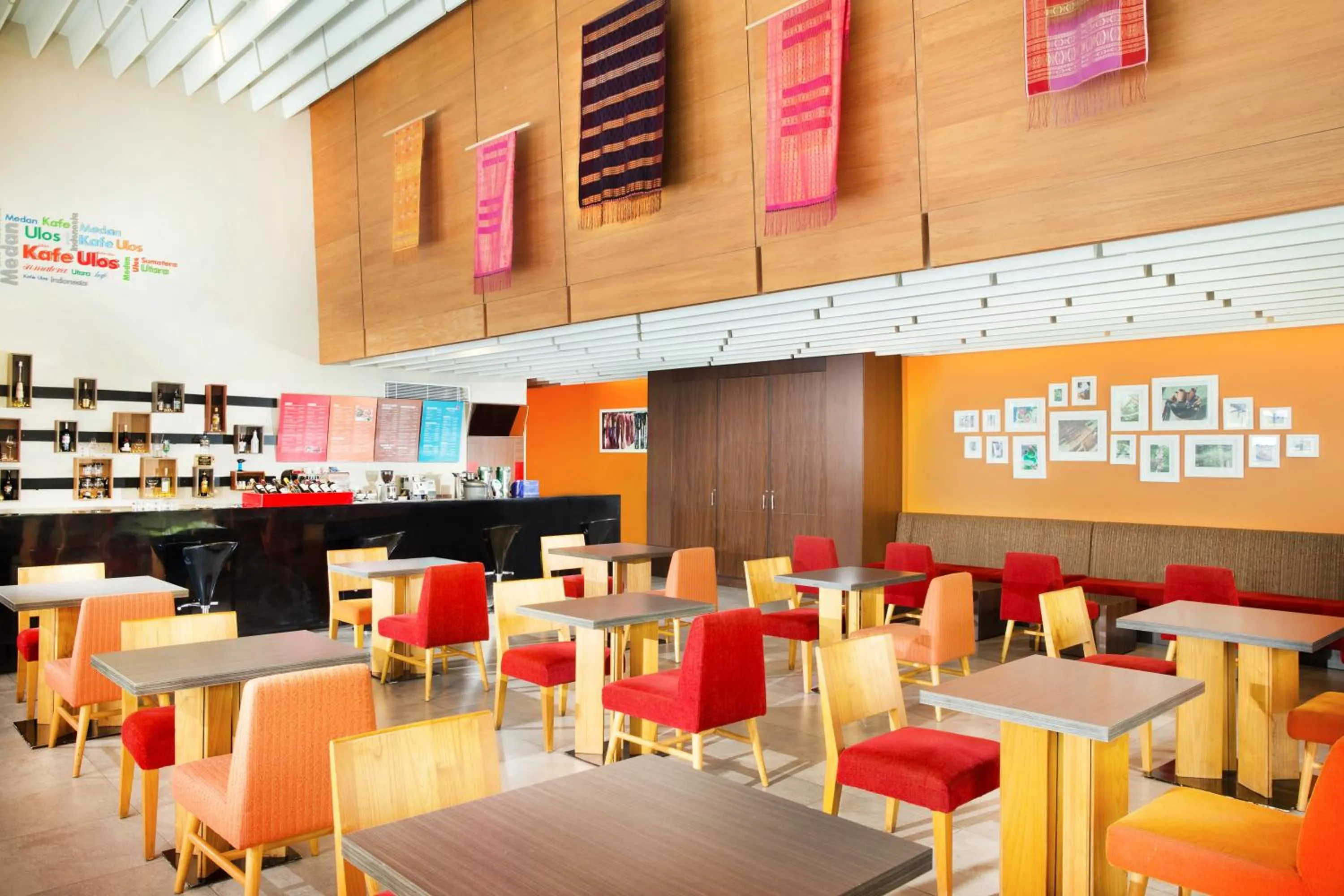 Lounge or bar in Santika Premiere Dyandra Hotel & Convention - Medan