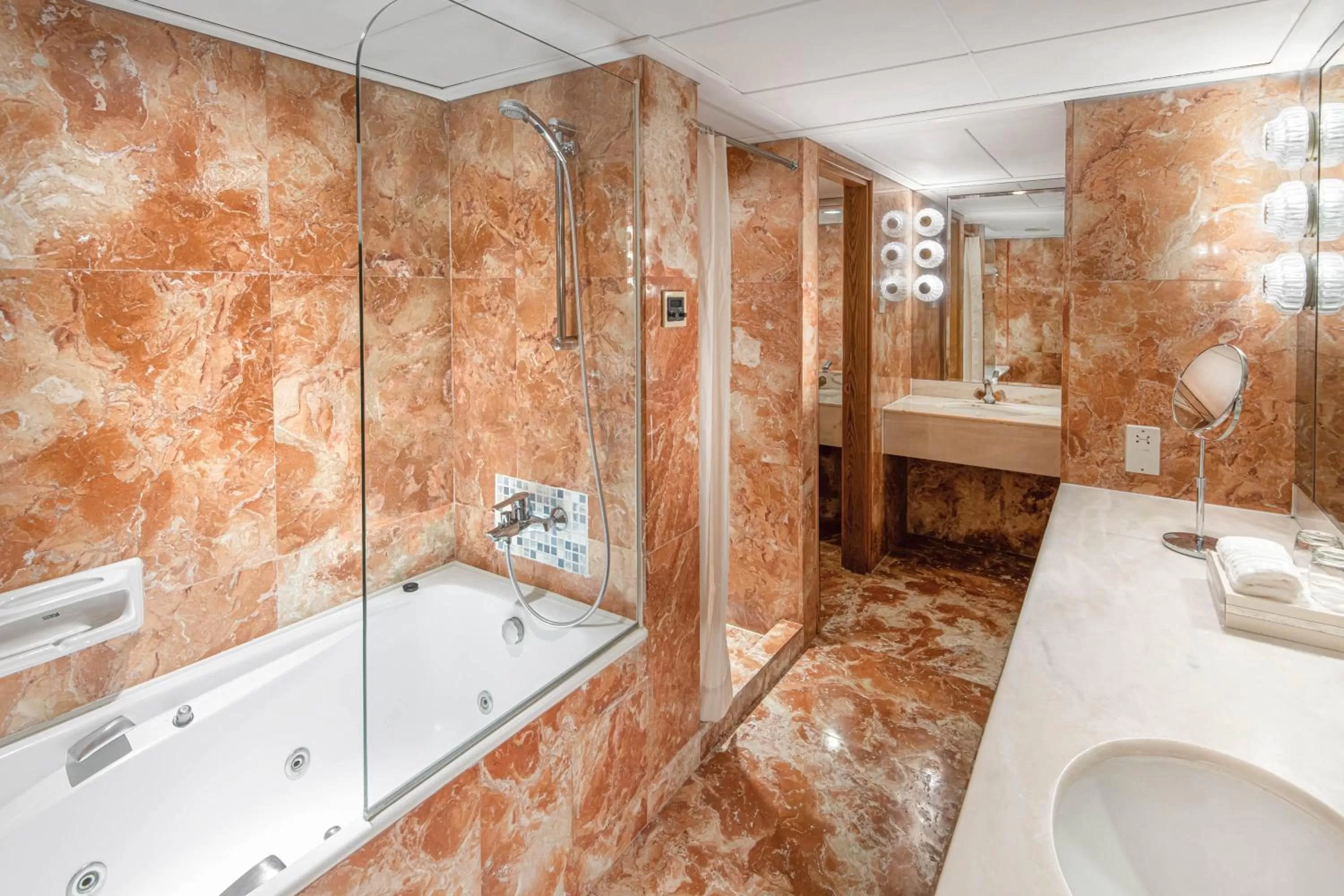 Shower in Regal Riverside Hotel