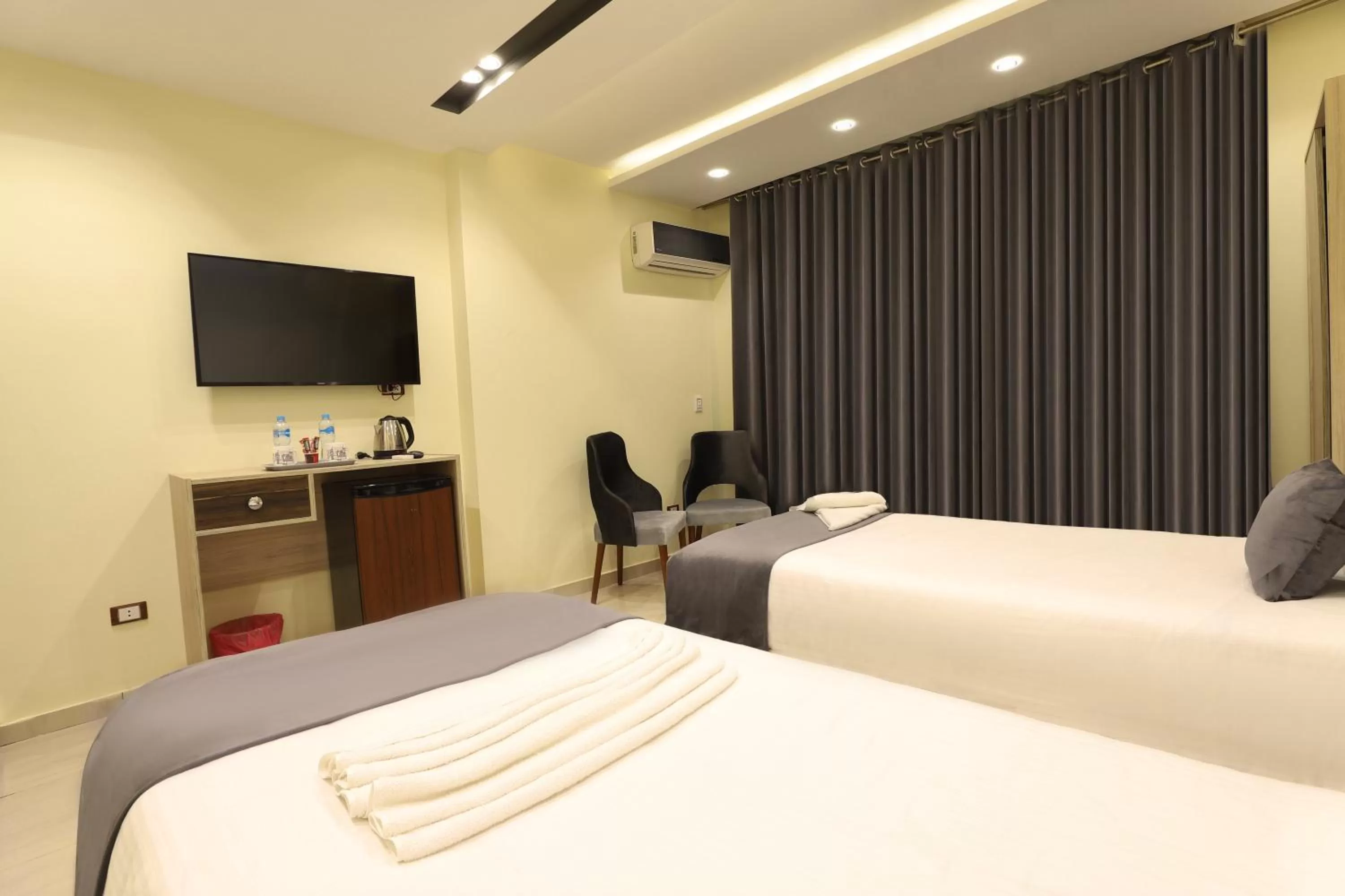 Communal lounge/ TV room, Bed in Brothers Pyramids View