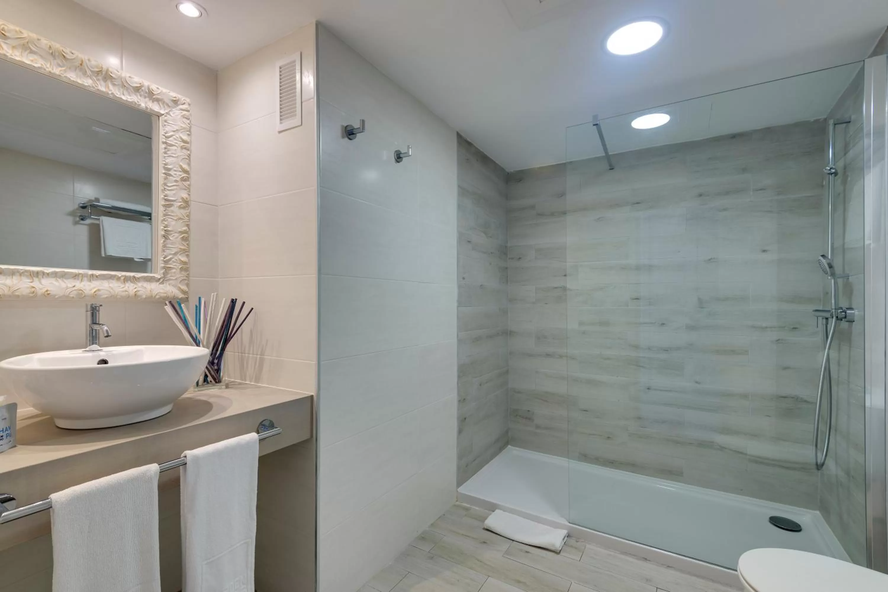 Bathroom in Alcudia Garden Aparthotel