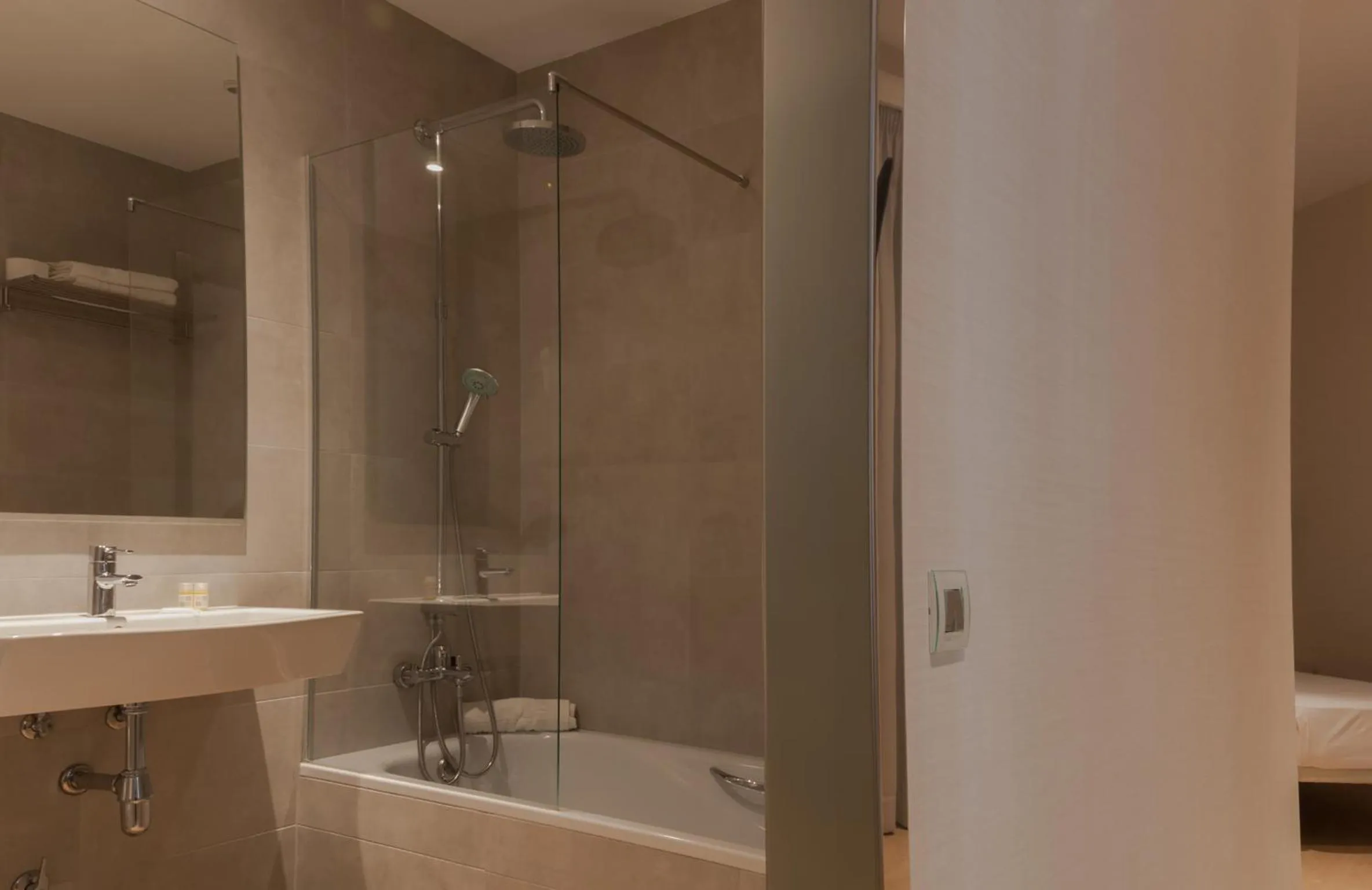 Shower in Hostal Bcn 46