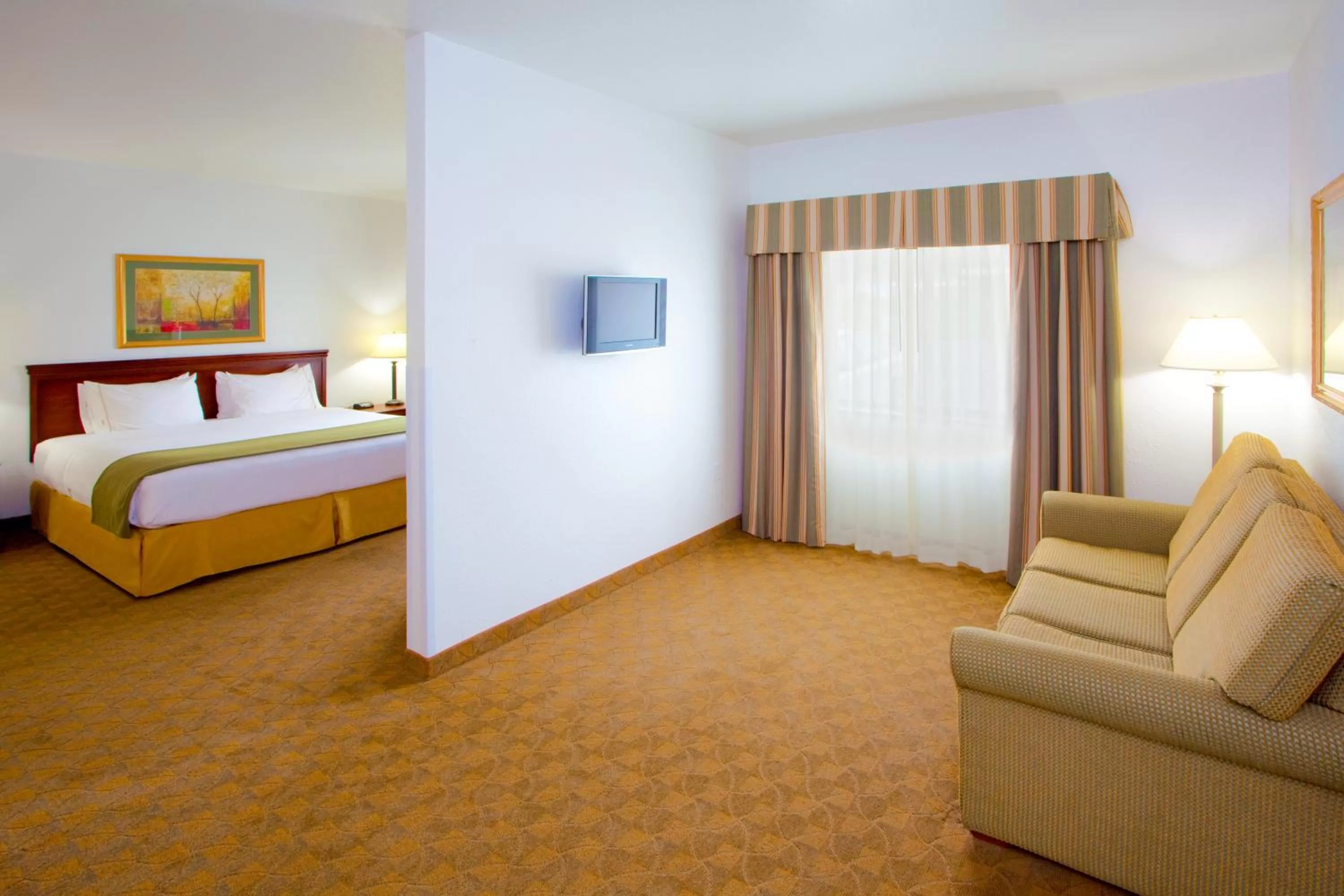 Bed in Holiday Inn Express Hotel & Suites Elkins by IHG