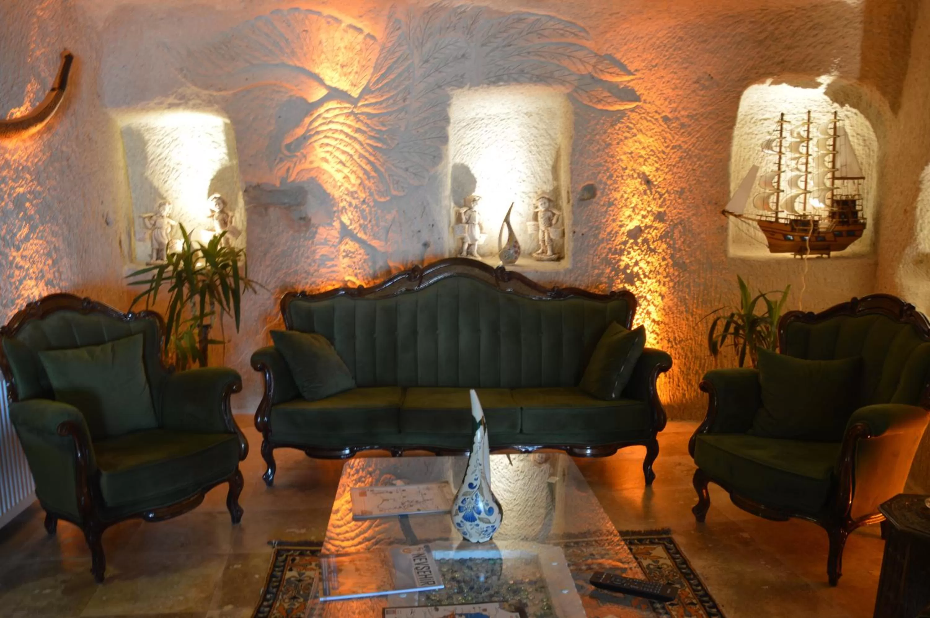 Communal lounge/ TV room in Elite Cave Suites