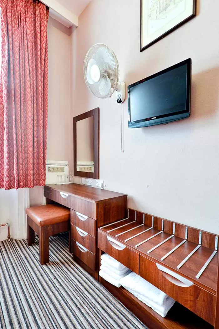 Seating area, Bed in Hotel Oliver