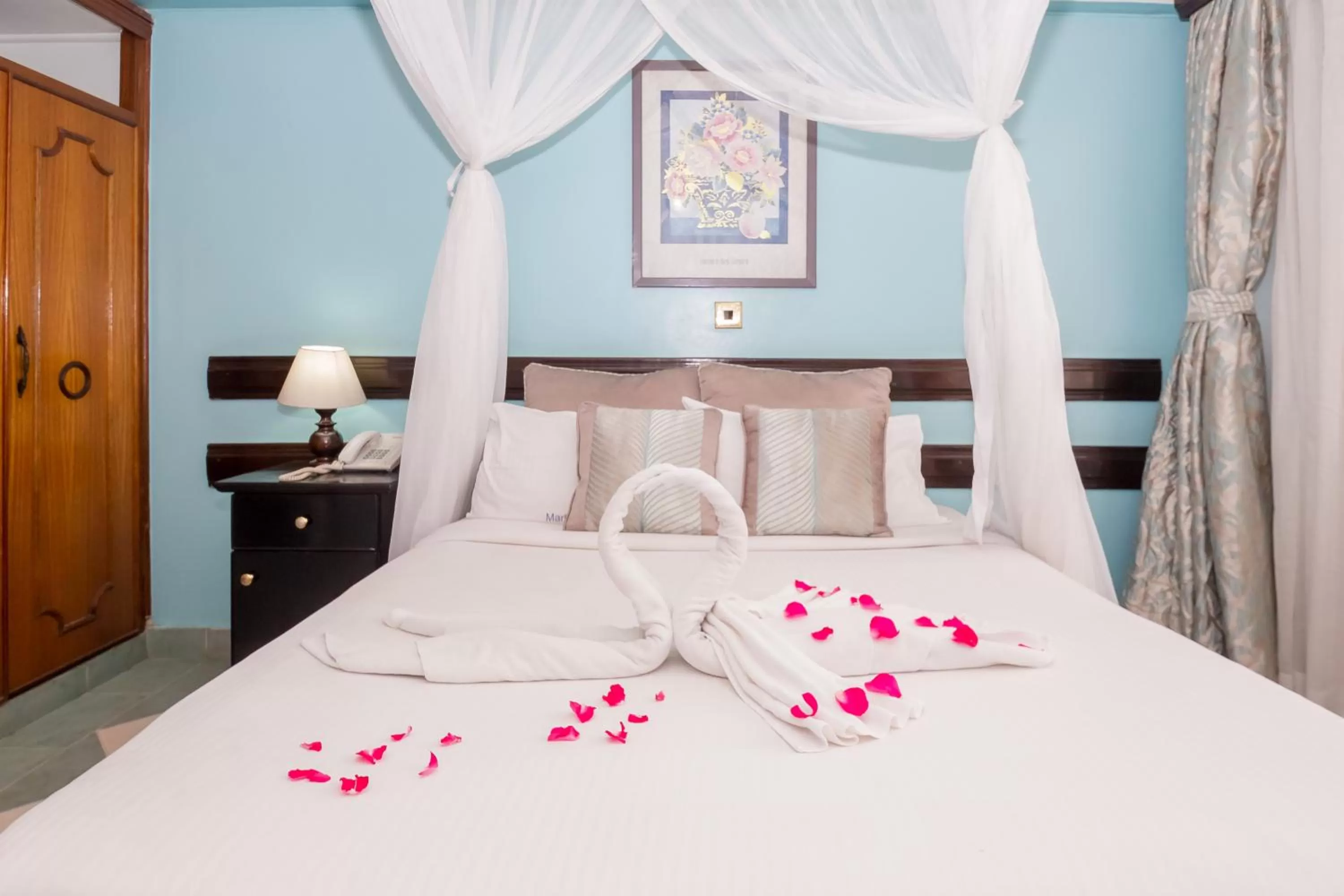 Bedroom, Bed in Marble Arch Hotel