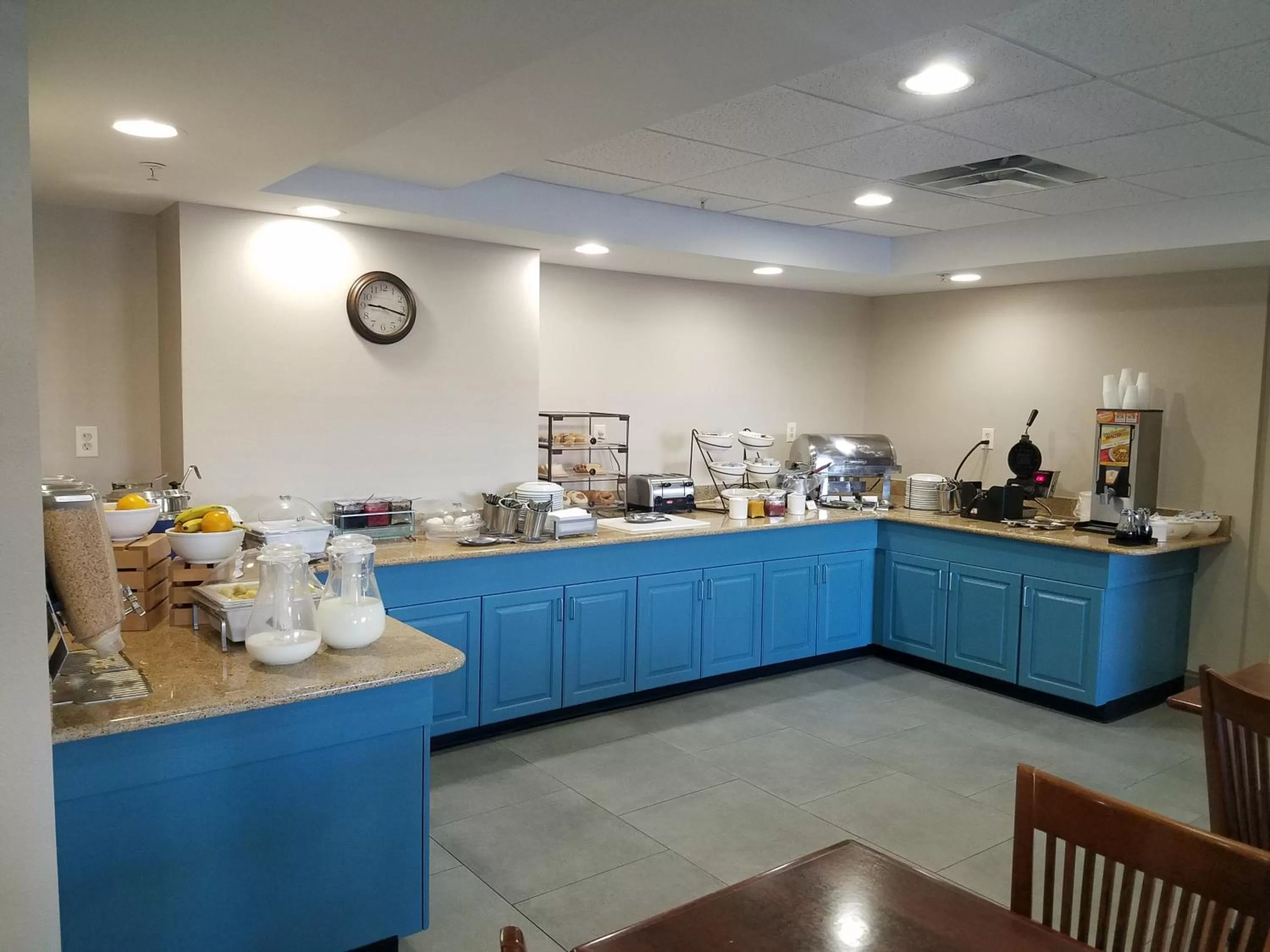 Buffet breakfast in Country Inn & Suites by Radisson, Wytheville, VA