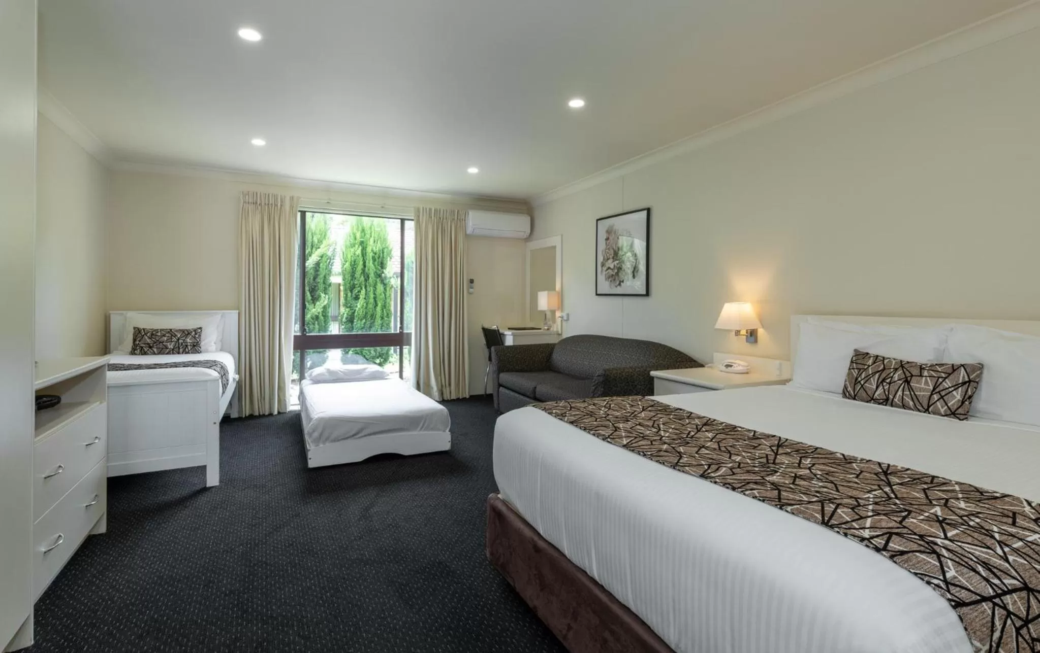 Living room, Bed in Zig Zag Motel & Apartments