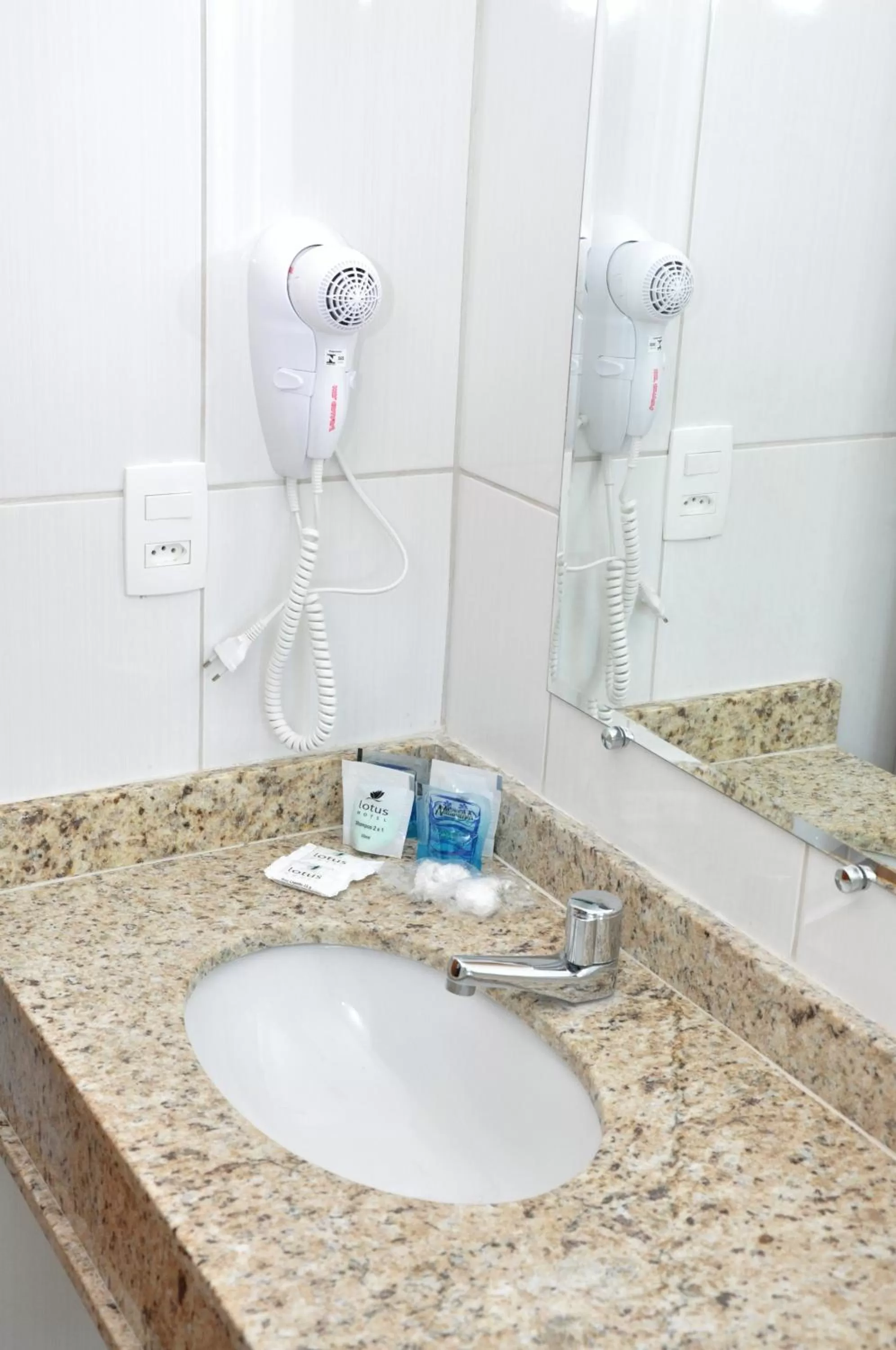 Bathroom in Lotus Hotel - à 6 km do Santuário de Aparecida-SP