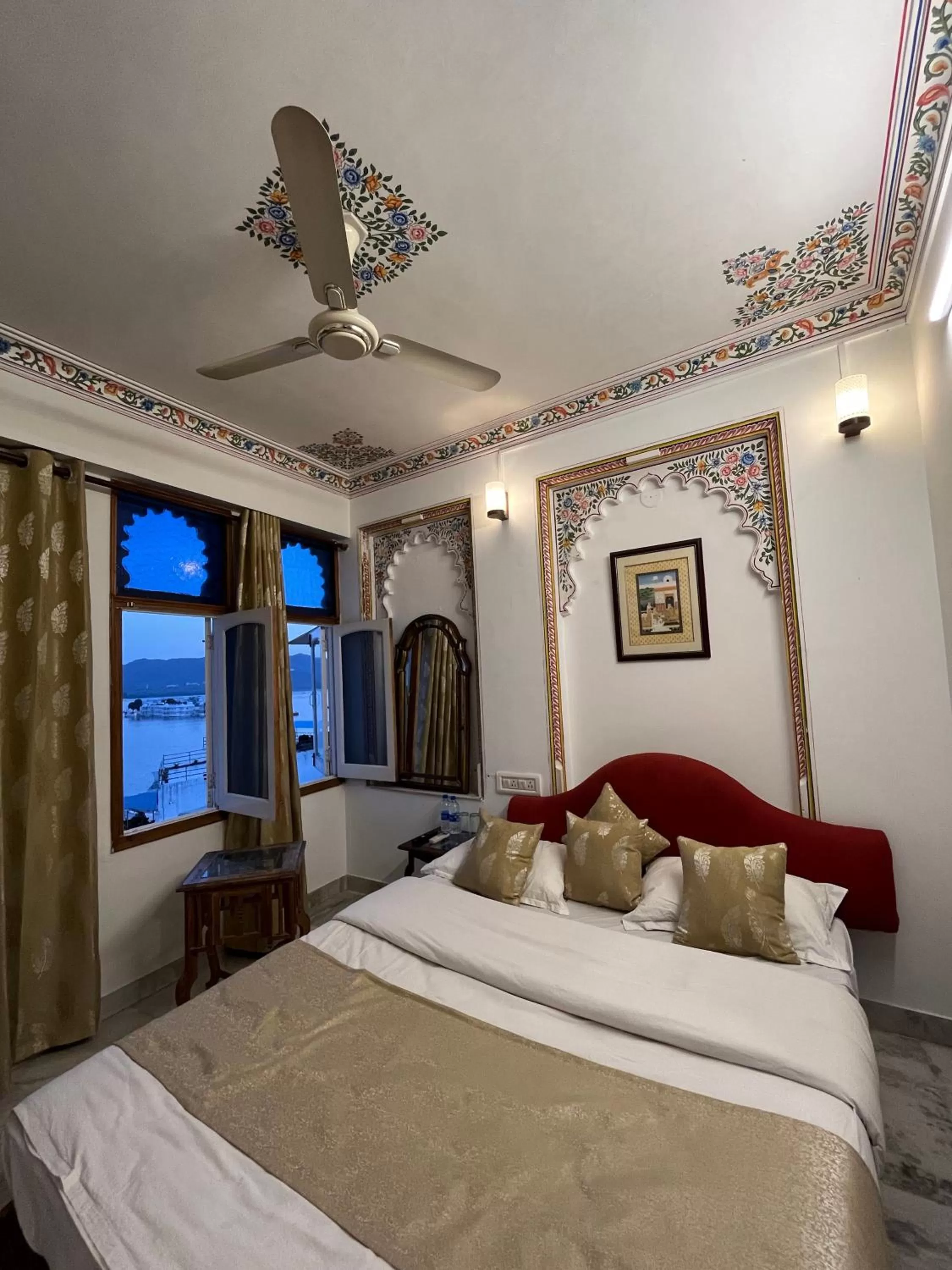 Bed in Hotel Mewar Haveli - At Lake Pichola