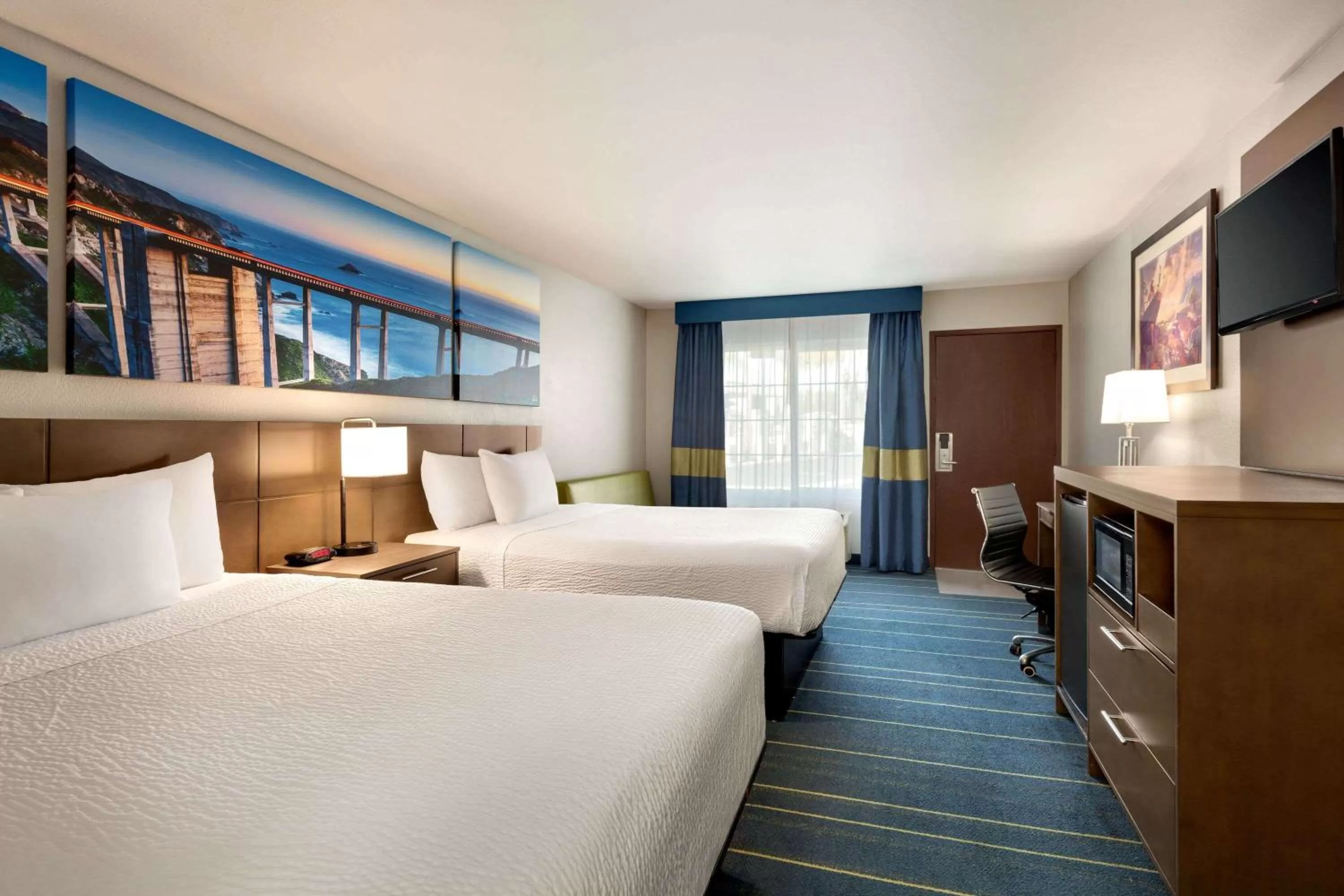 Bedroom, Bed in Days Inn & Suites by Wyndham Anaheim At Disneyland Park