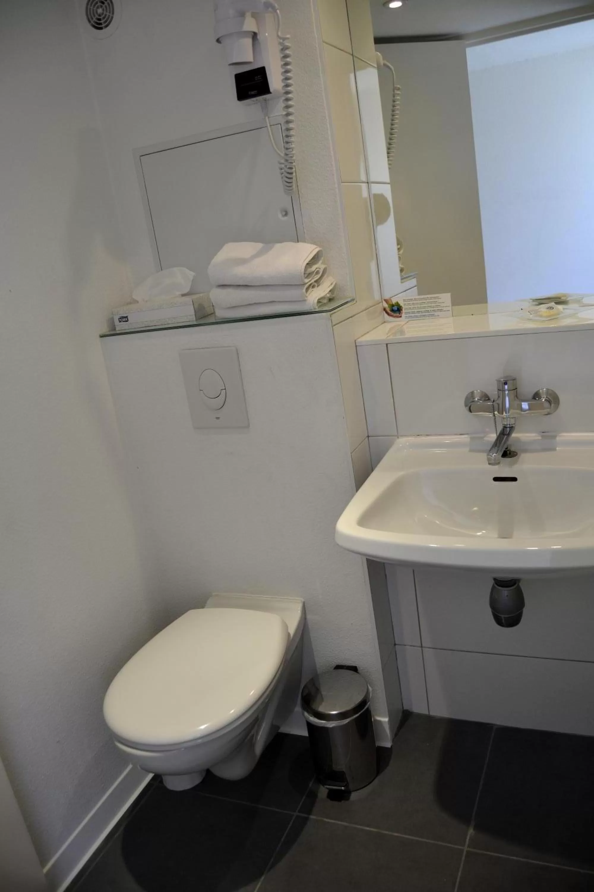 Bathroom in Hotel du Parc Euromédecine by AKENA