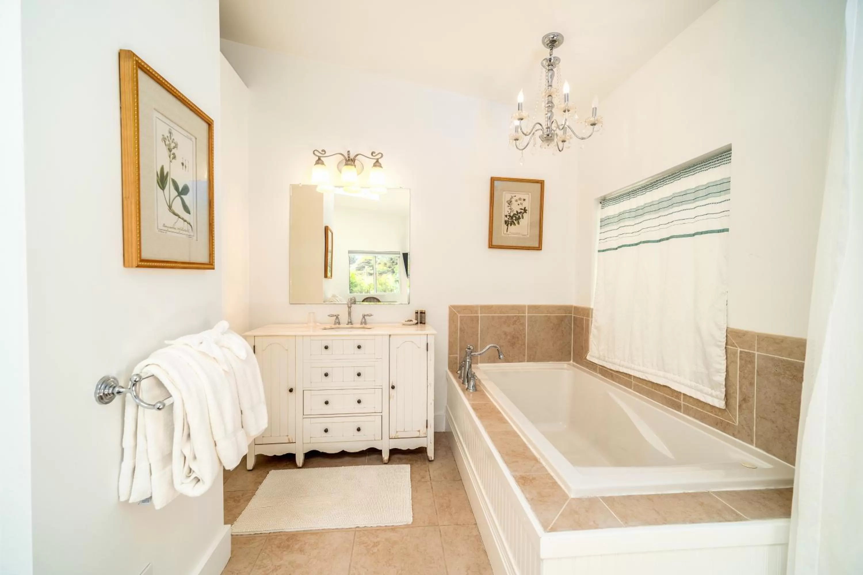 Bed in Agate Cove Inn