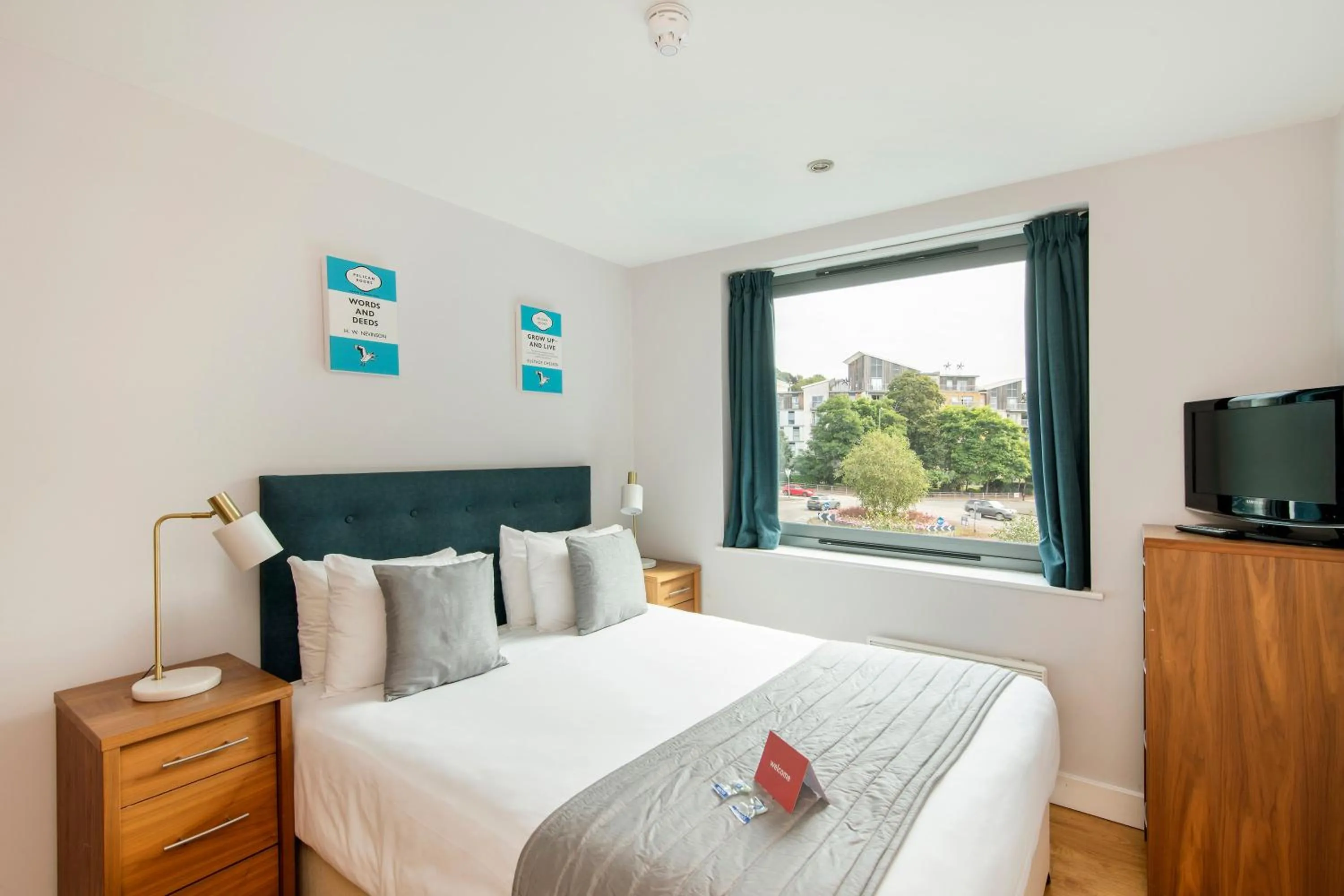 Bed in HQ Aparthotel Farnborough