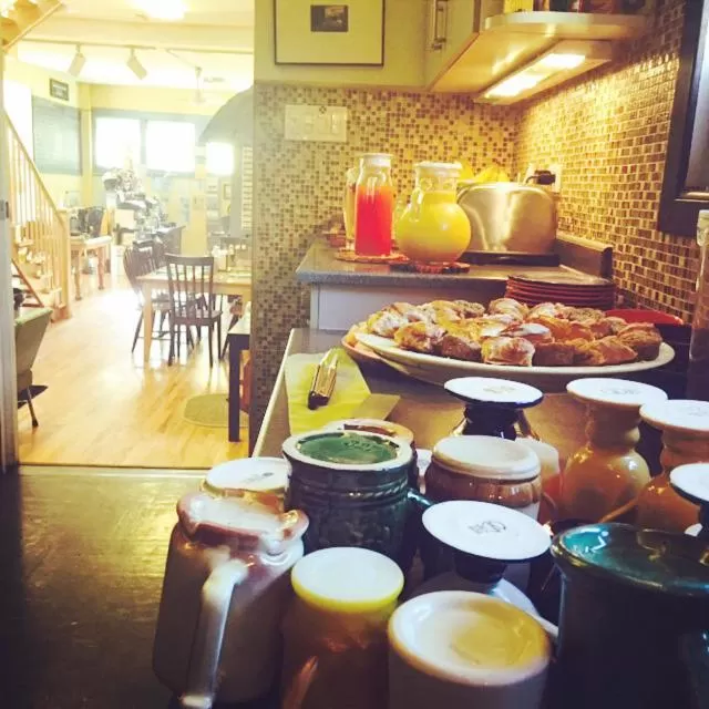 Restaurant/Places to Eat in Ray's Bucktown Bed and Breakfast