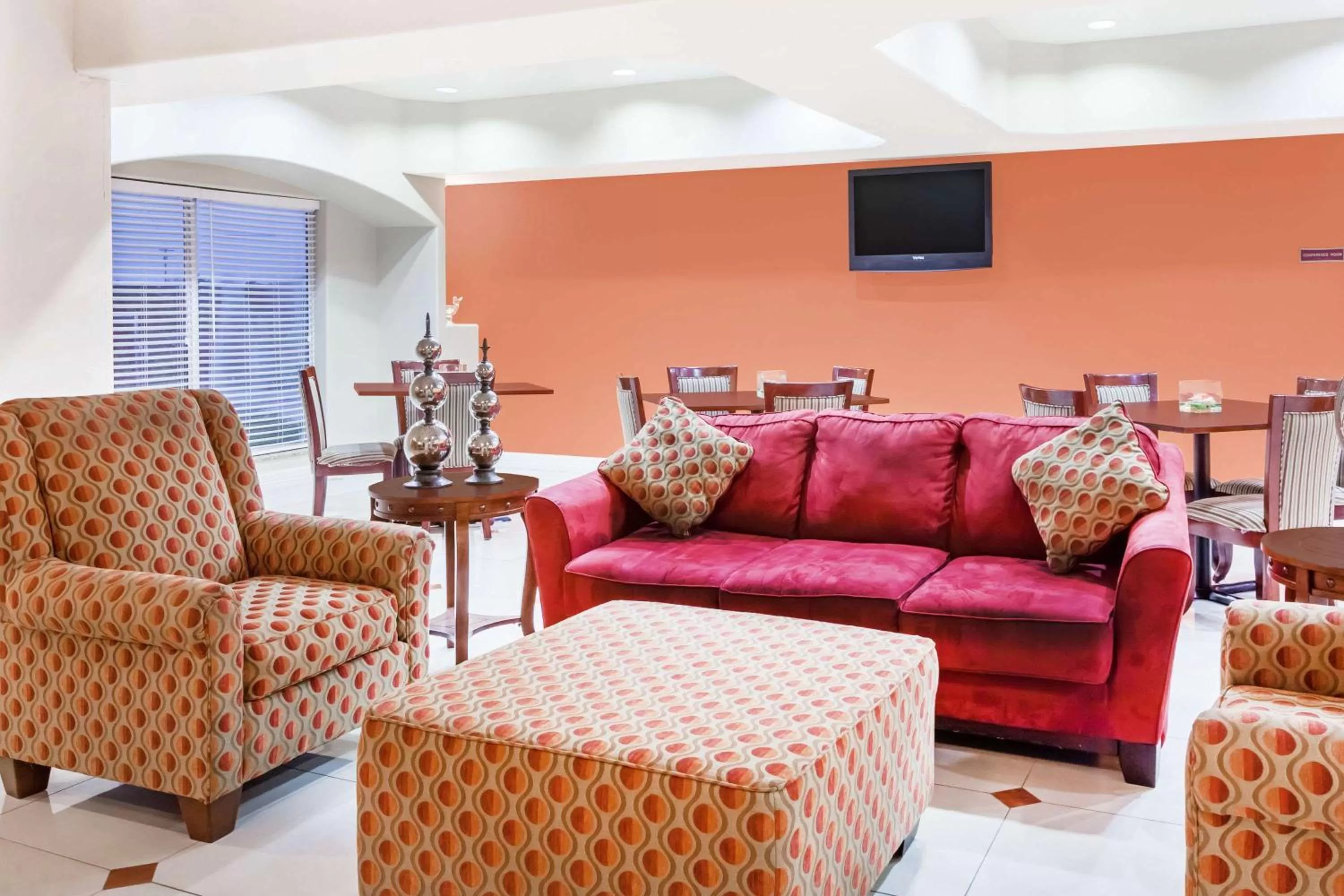 Lobby or reception in Days Inn & Suites by Wyndham Marquez