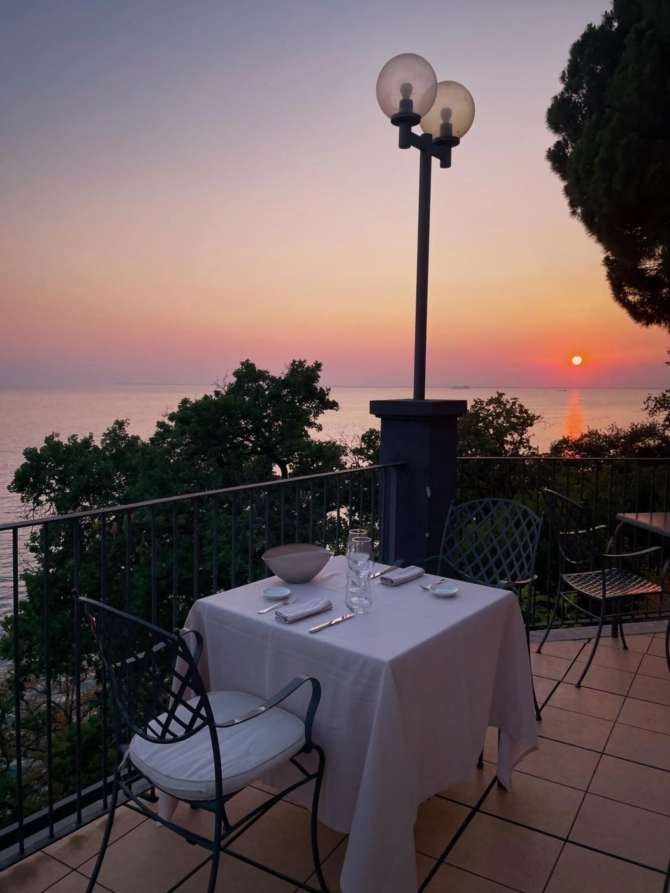 Restaurant/places to eat in Hotel Riviera & Maximilian's