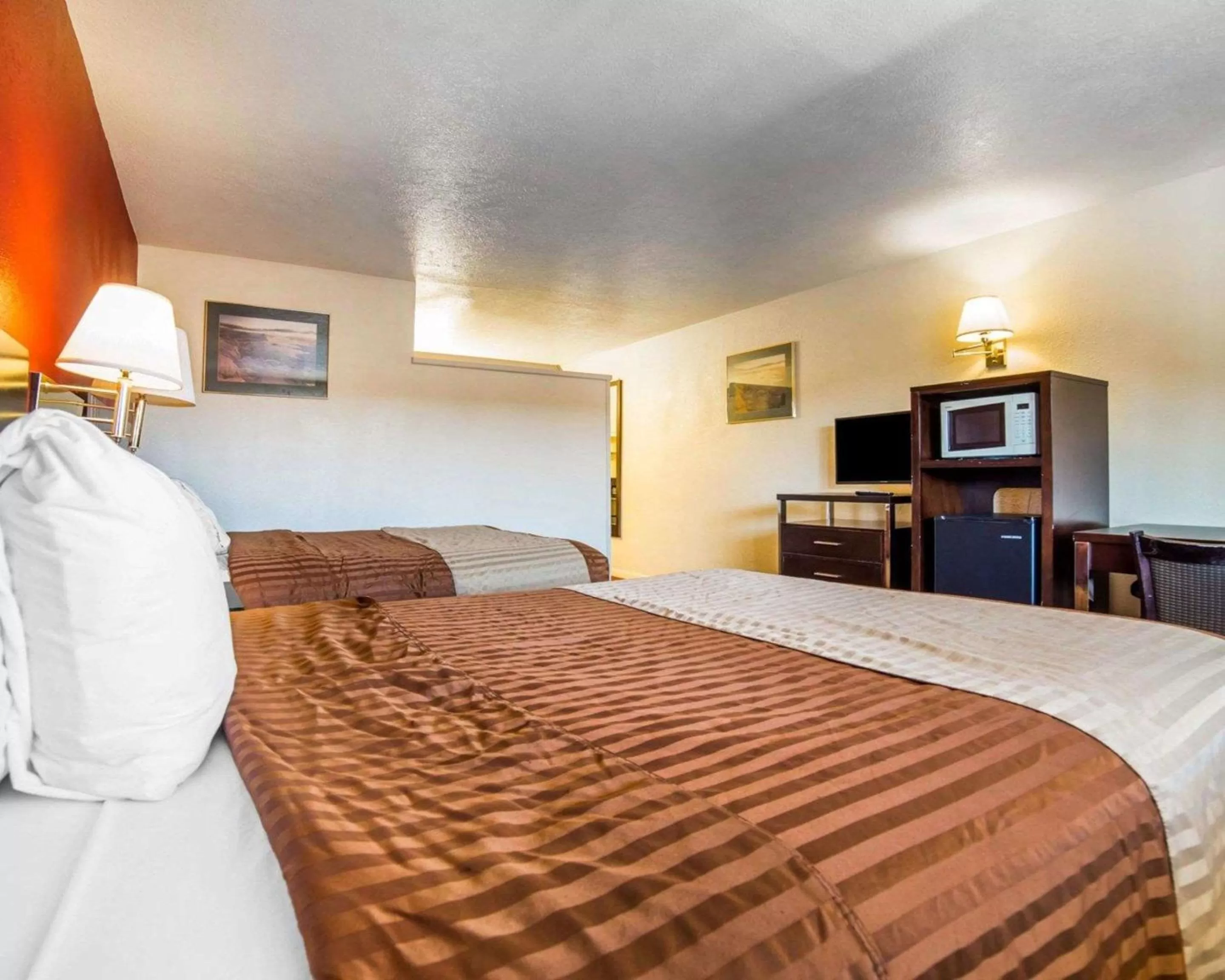 Photo of the whole room, Bed in Rodeway Inn at Lake Powell