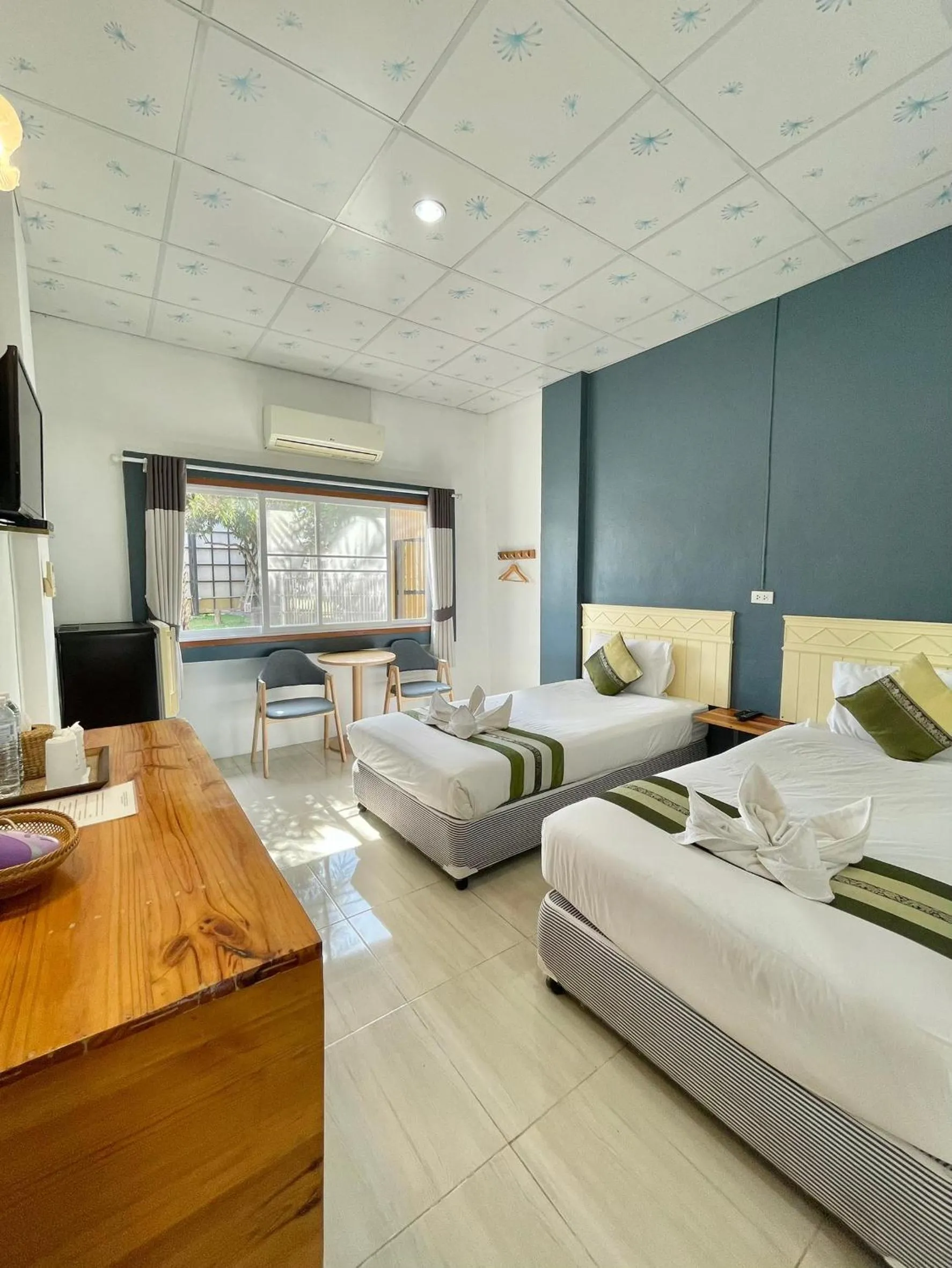 Photo of the whole room, Bed in Diamond de pai