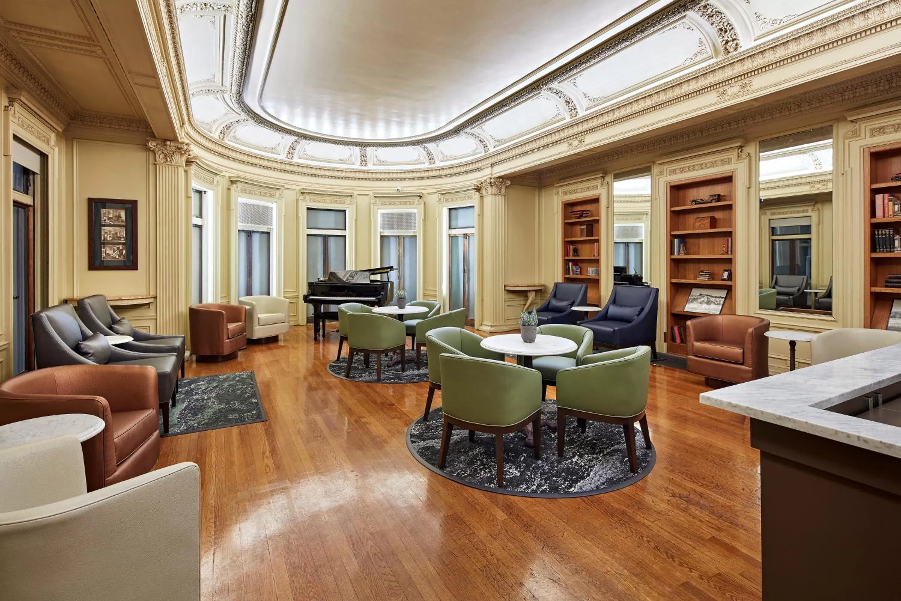 Lounge or bar in Glorietta Bay Inn