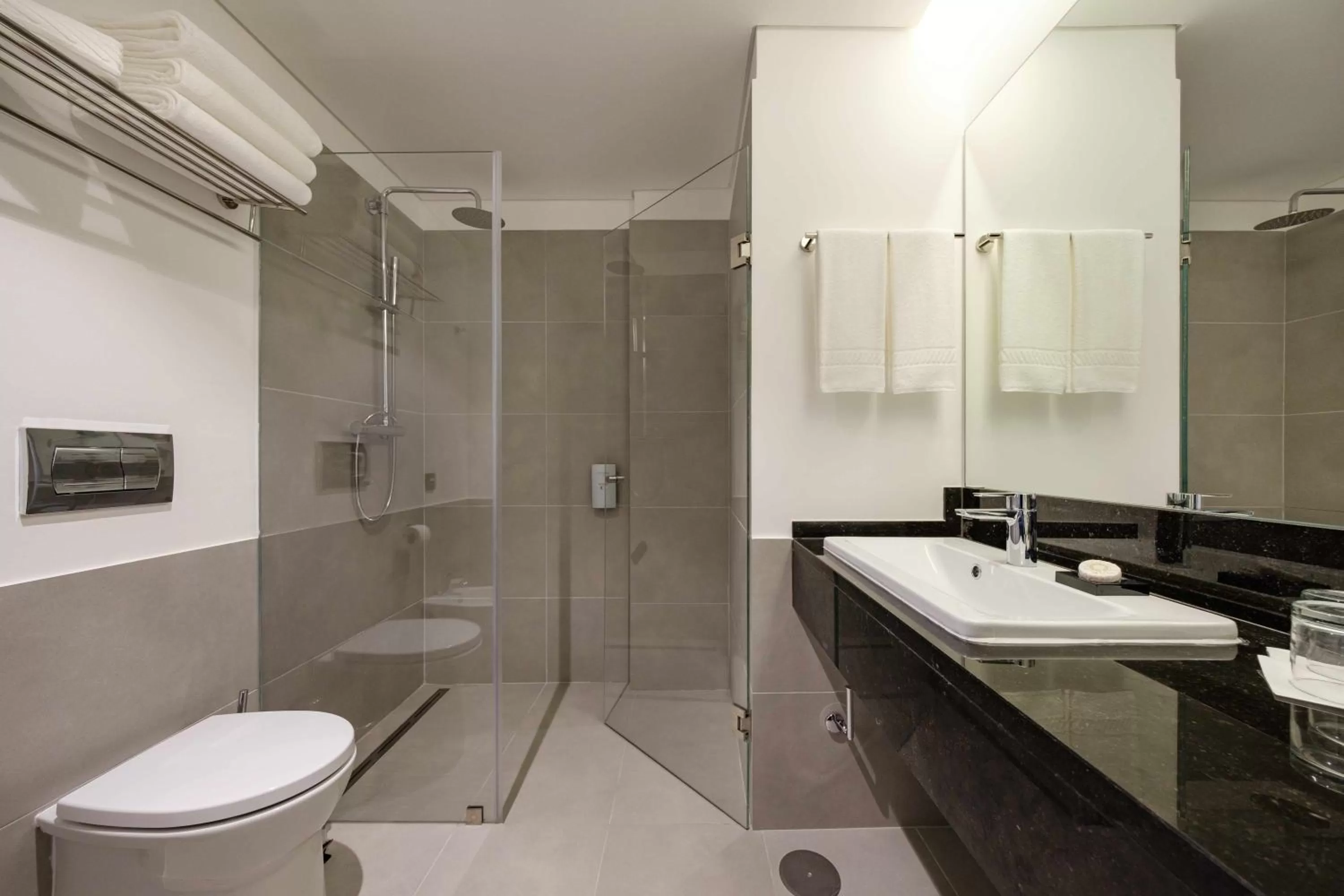 Shower in SDivine Fatima Hotel, Congress & Spirituality