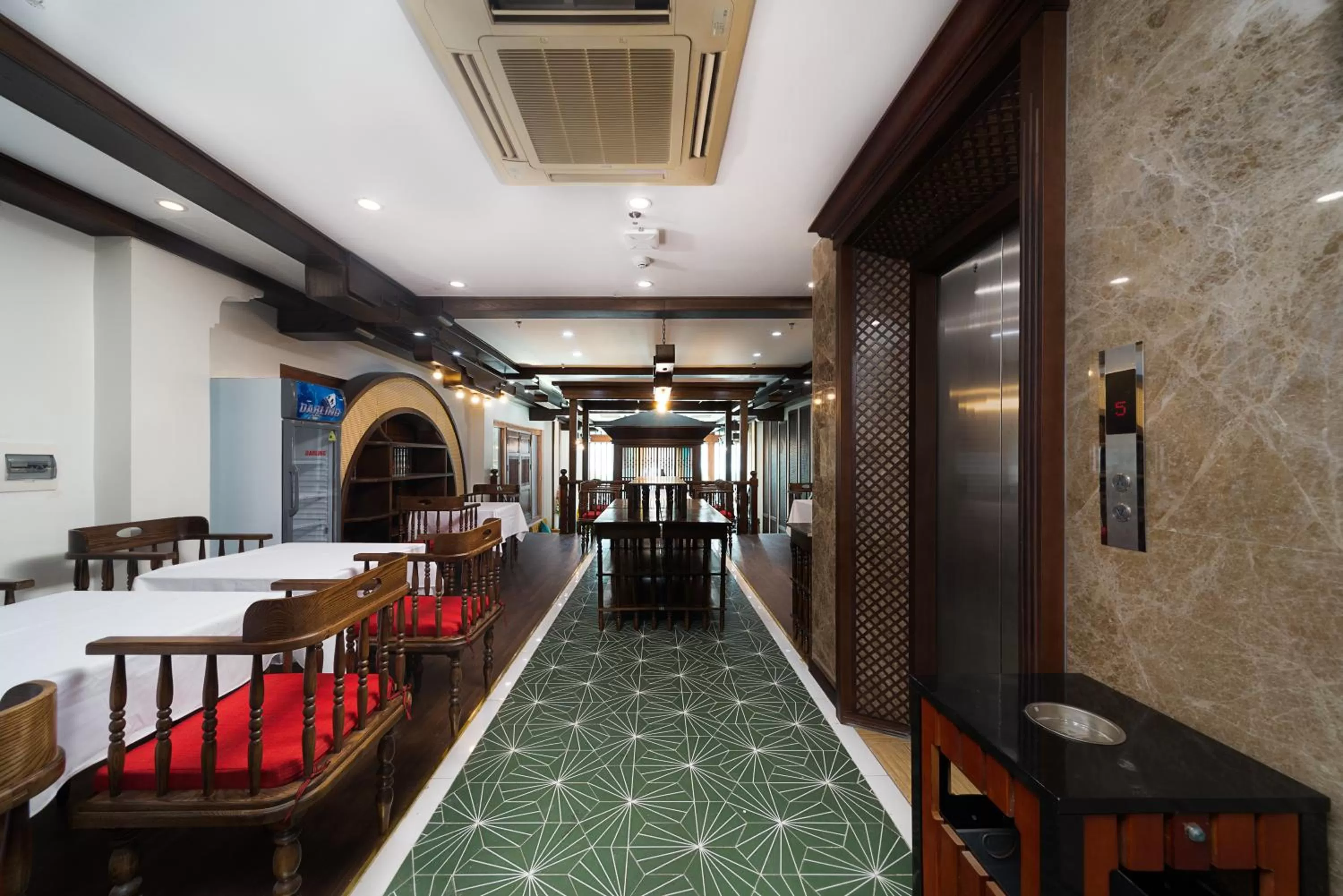 Restaurant/places to eat in Veshia Hotel & Spa