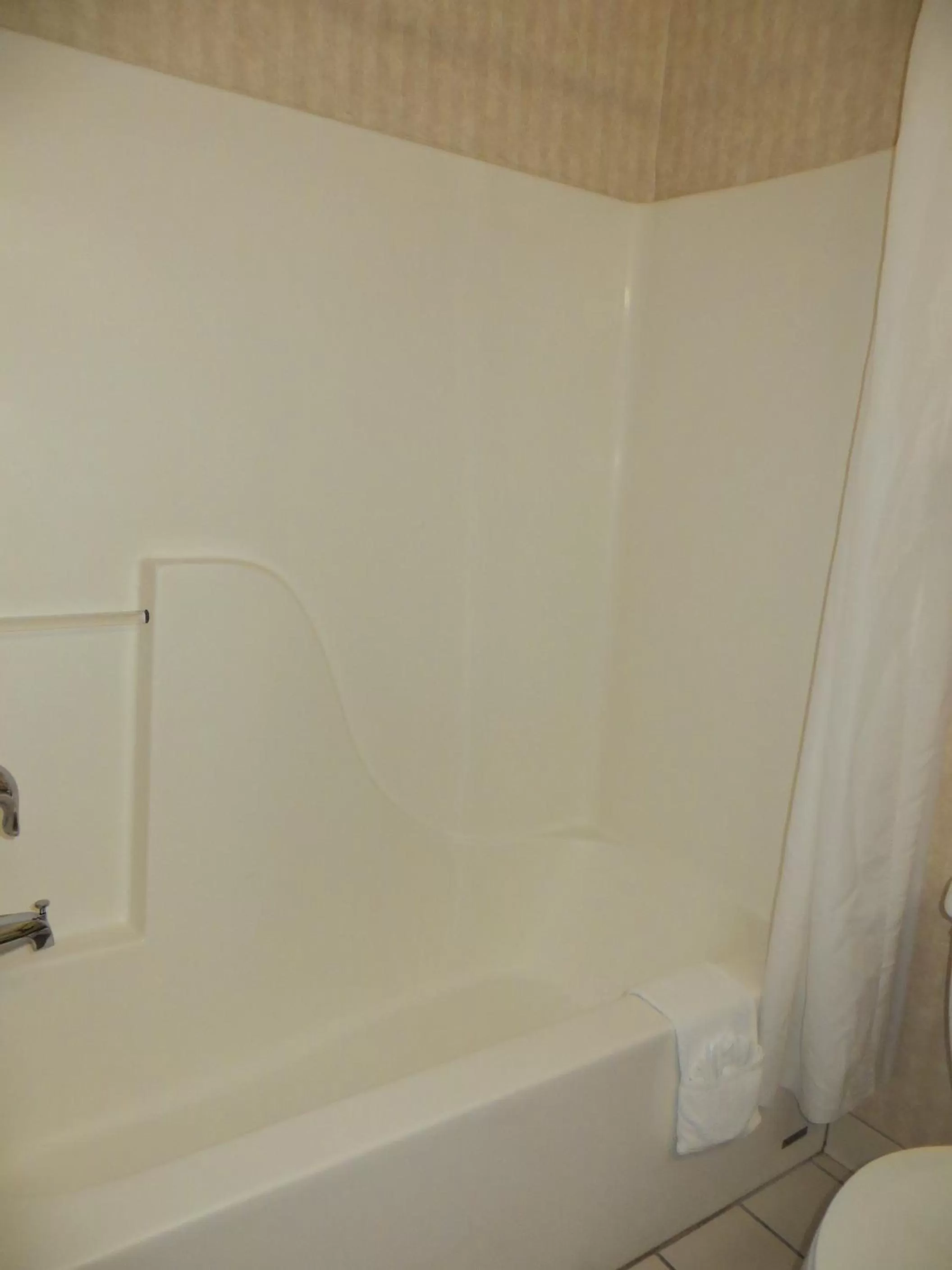 Shower in Country Inn & Suites by Radisson, Gurnee, IL