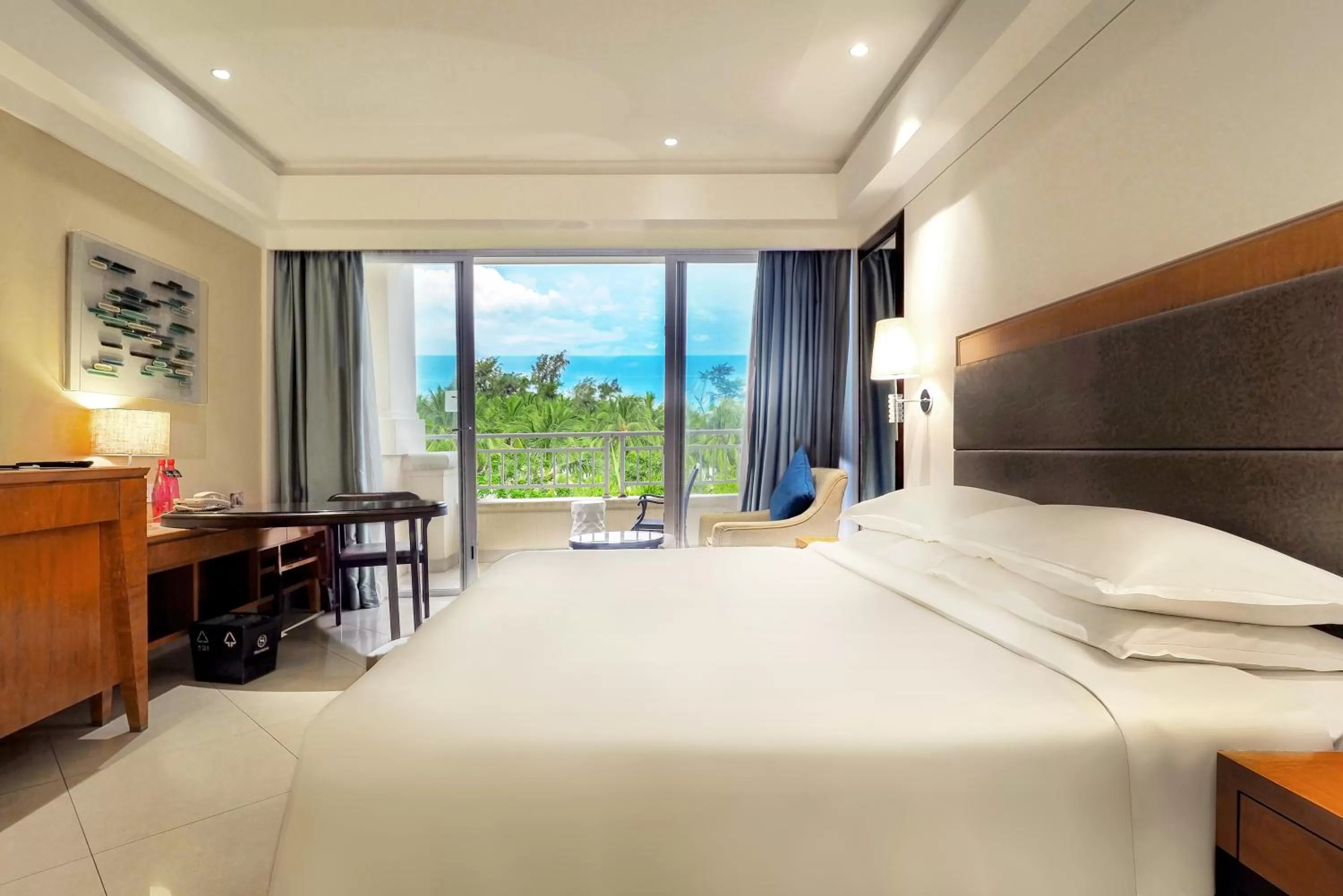 Sea view, Bed in Sheraton Haikou Hotel