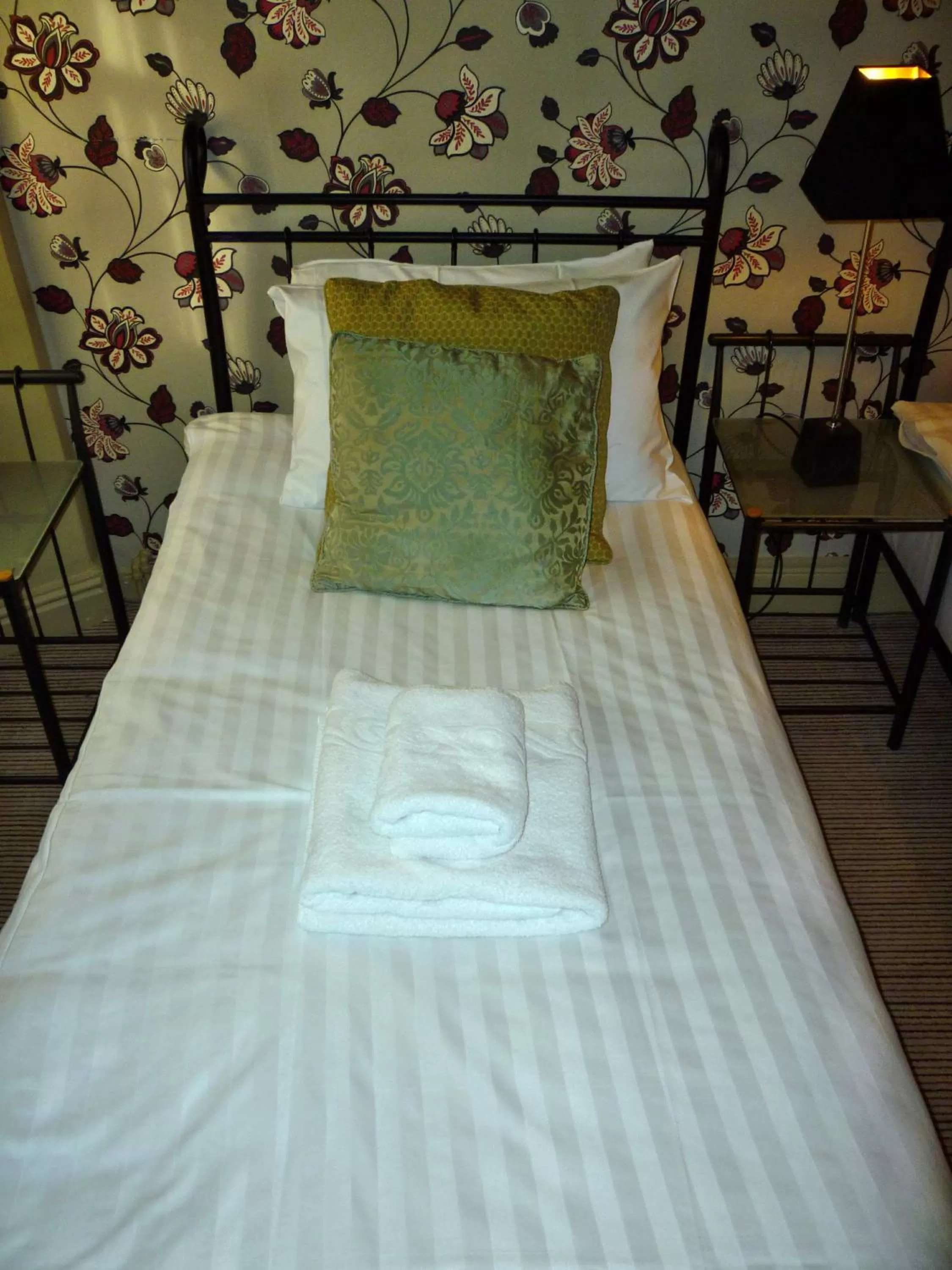 Bed in Royal Oak Inn