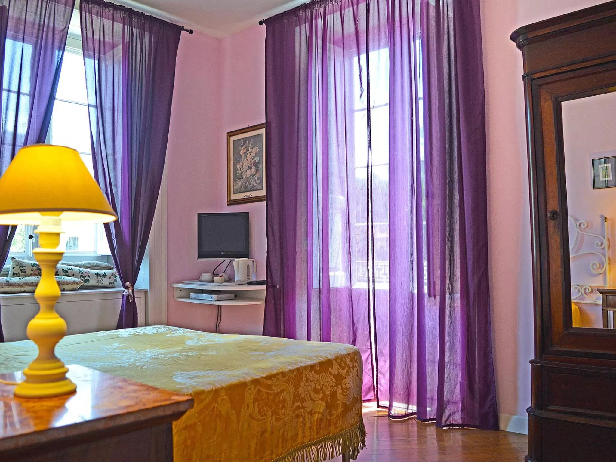 Photo of the whole room, Bed in The Secret Garden Relais