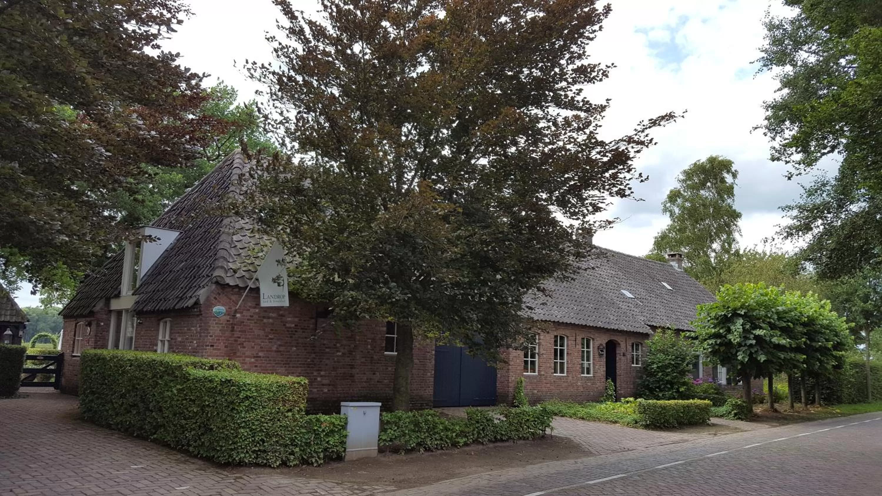 Property building in Landrop Bed & Breakfast