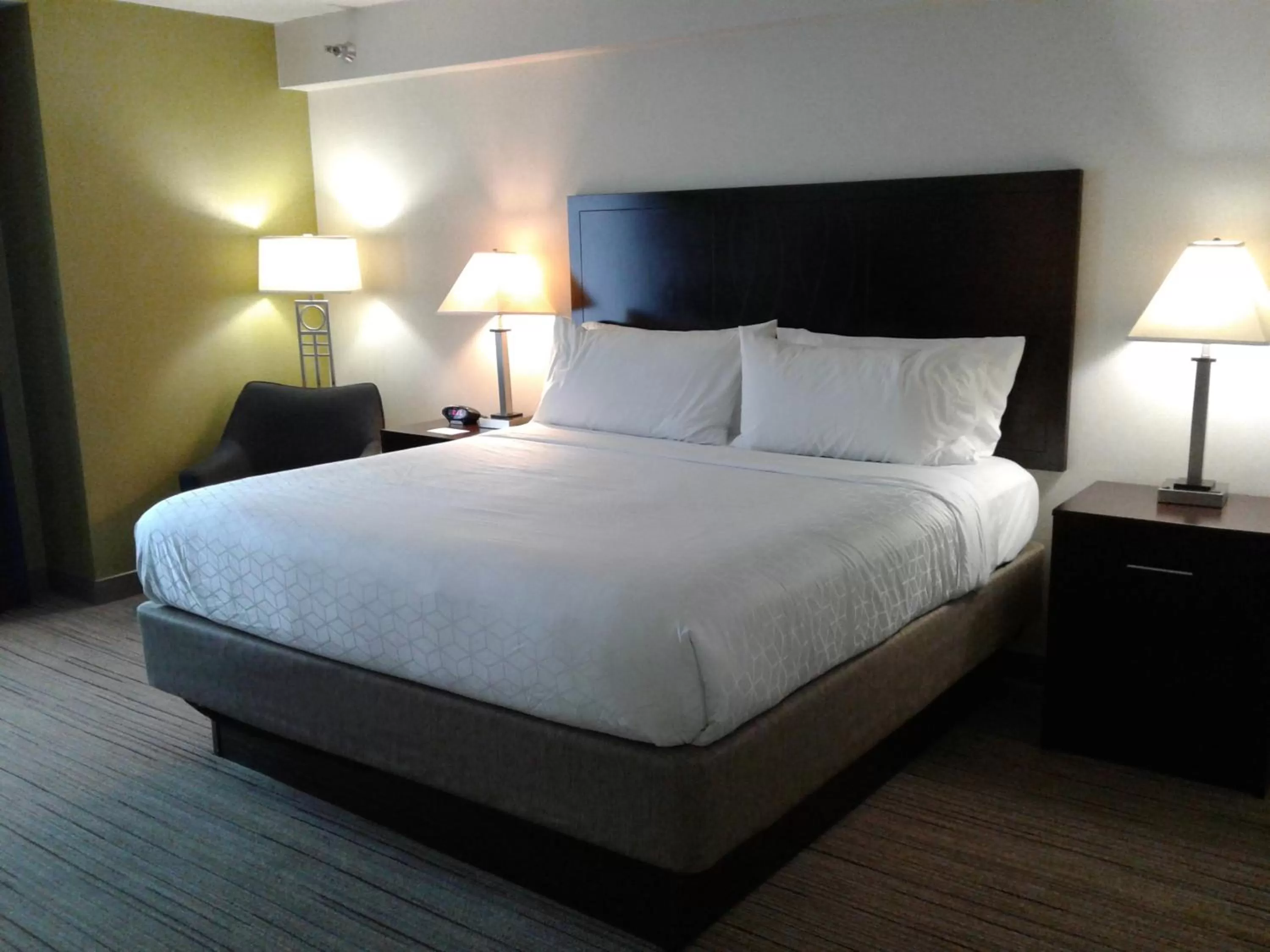 Photo of the whole room, Bed in Holiday Inn Express and Suites Pittsburgh West Mifflin by IHG