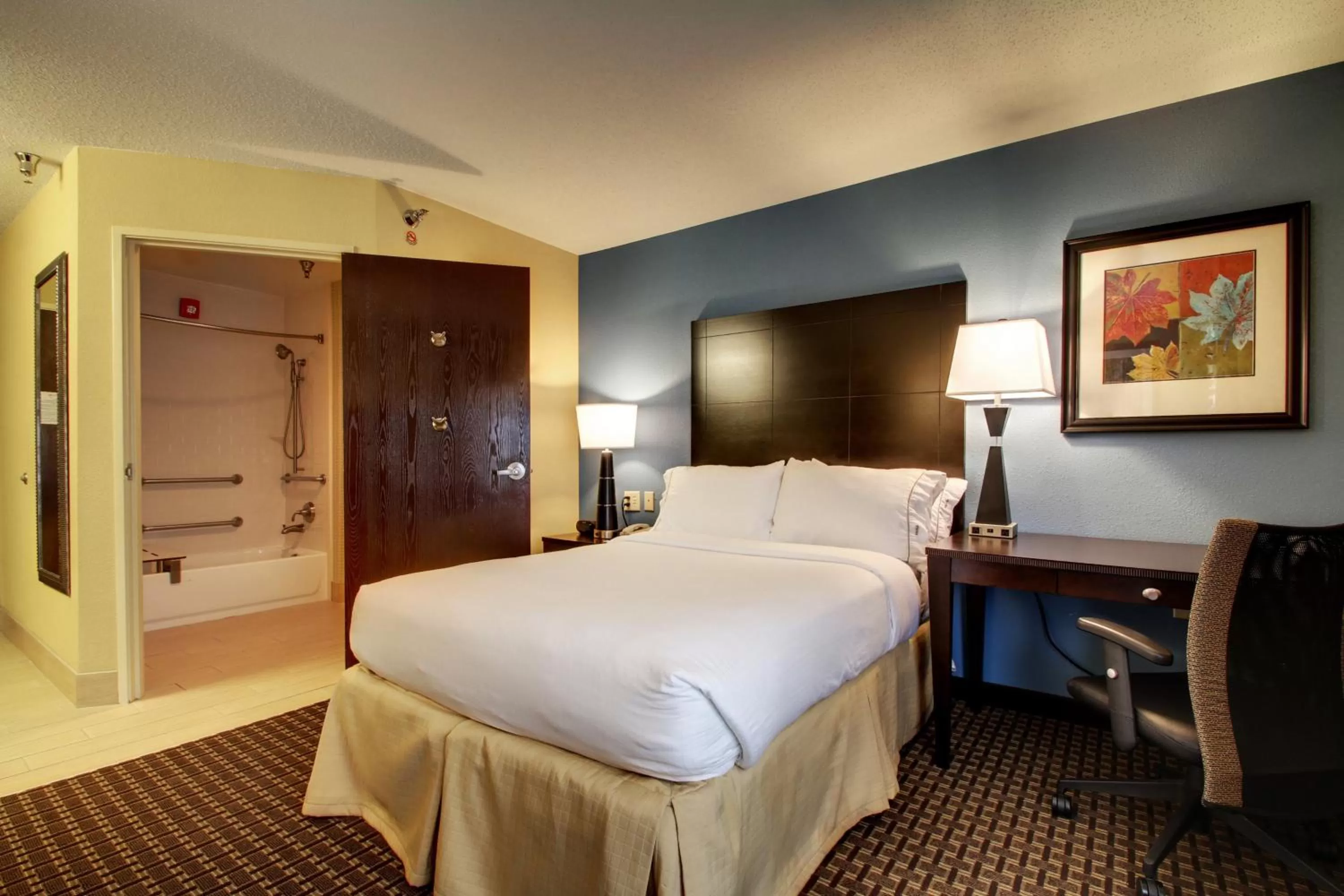Photo of the whole room, Bed in Holiday Inn Express Hotel Fort Campbell-Oak Grove by IHG