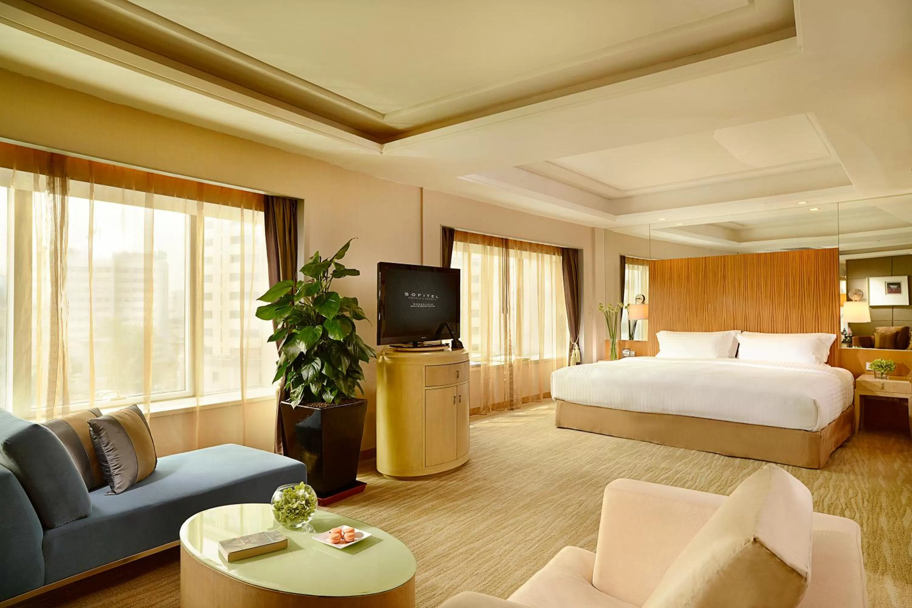 Living room, Bed in Sofitel Xi'an On Renmin Square