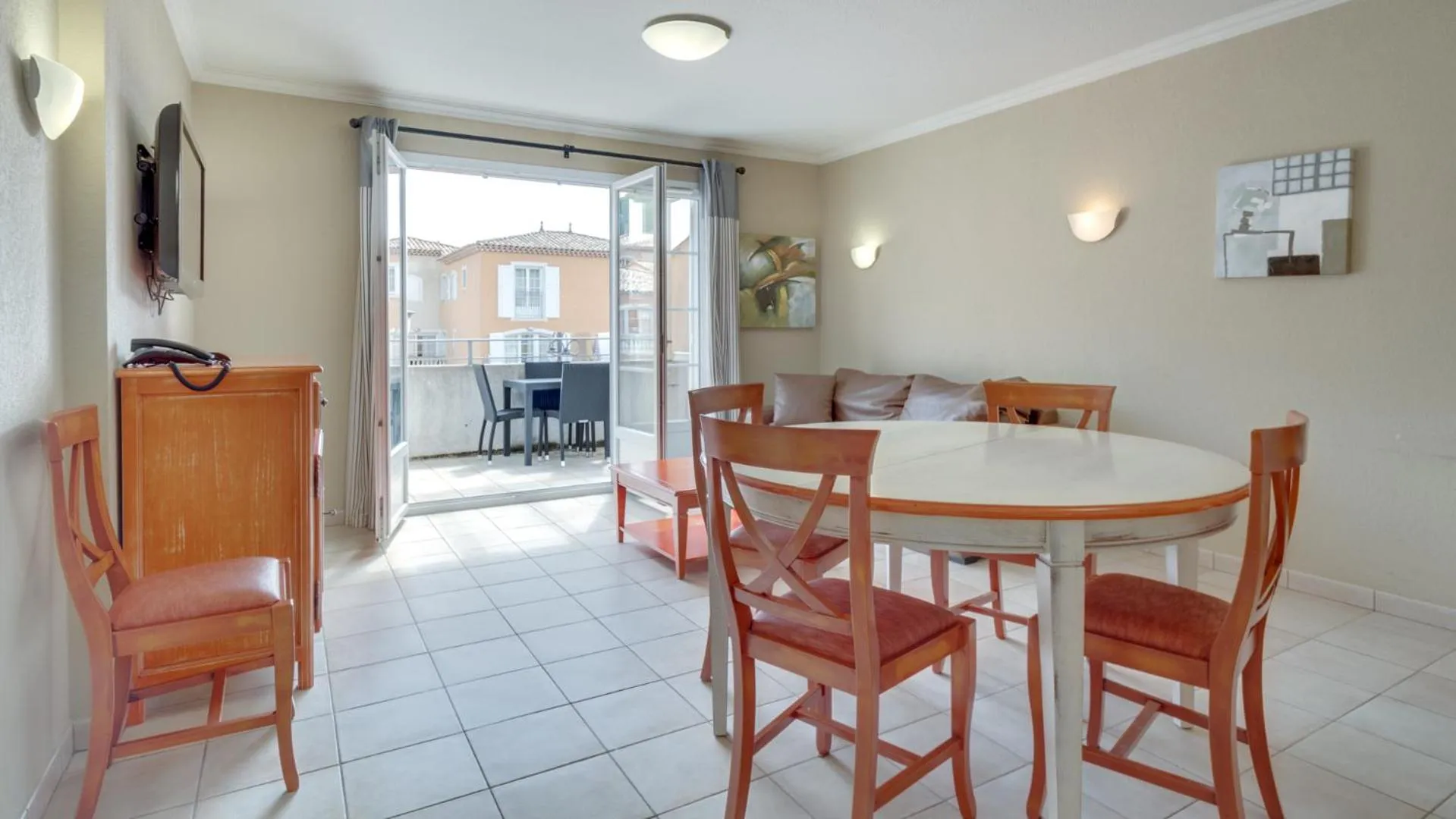 Dining area in Vacancéole – Le Domaine de Camiole