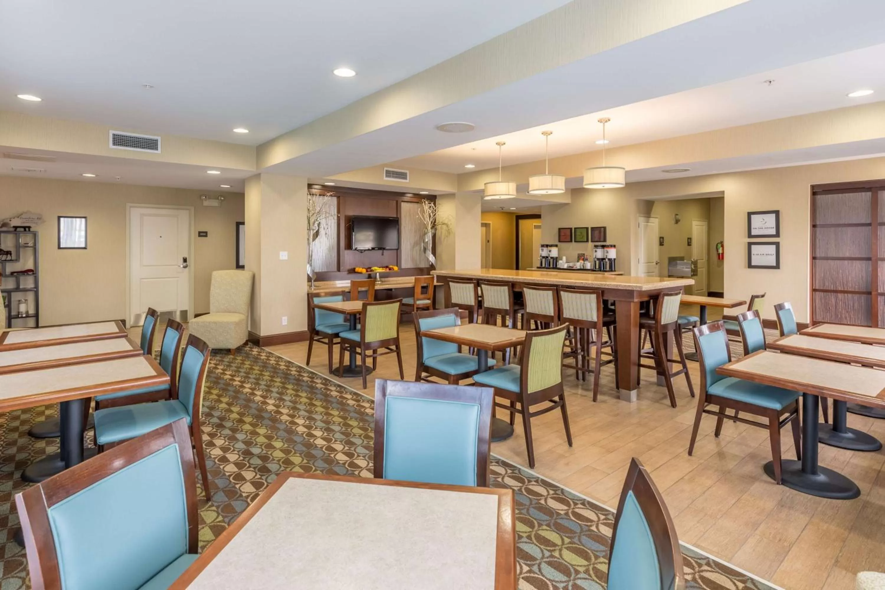Dining area in Hampton Inn Owensboro