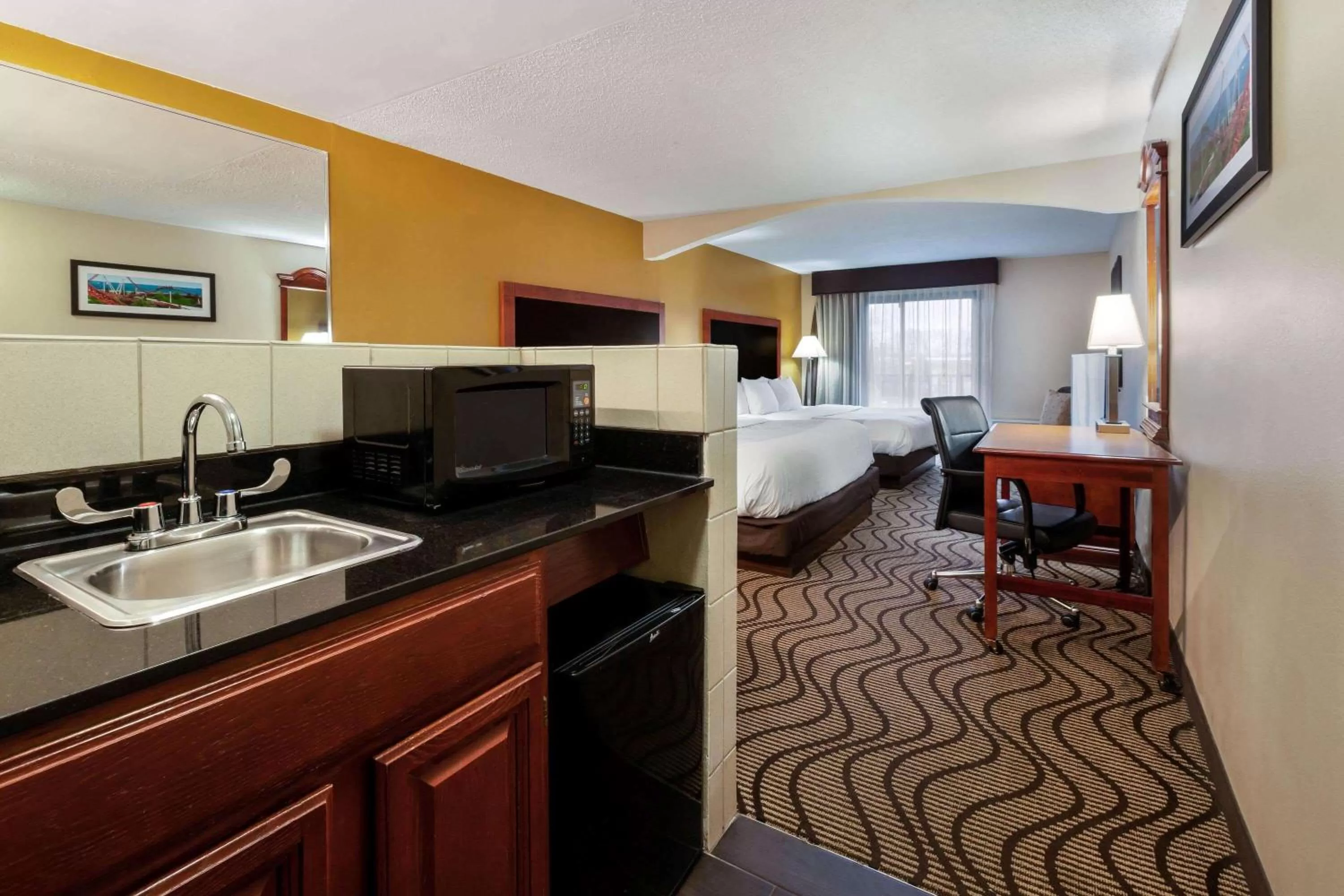 Photo of the whole room, Bed in La Quinta Inn by Wyndham Sandusky near Cedar Point