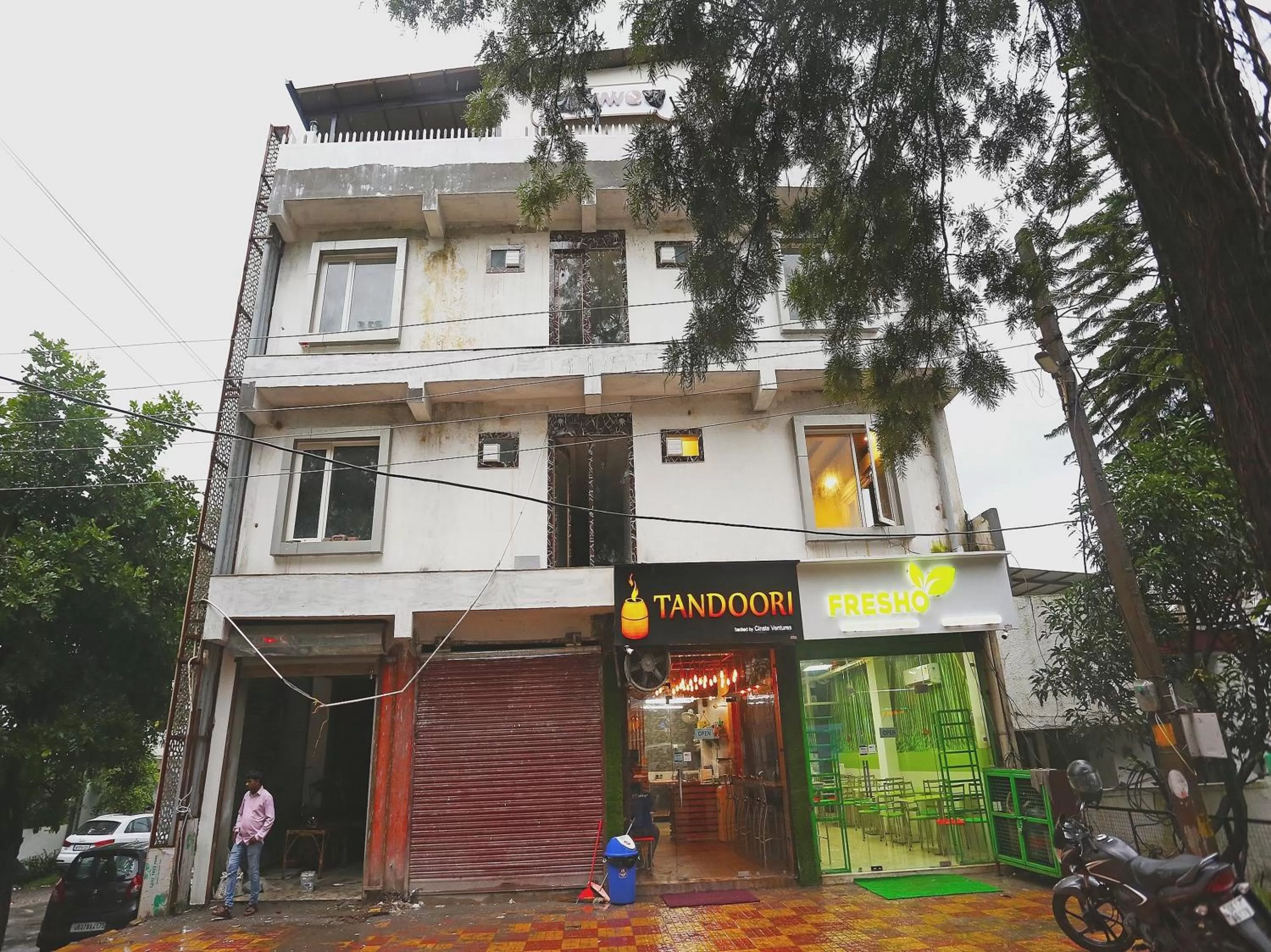 Facade/entrance, Property Building in Super OYO Capital O Hotel Rosewood Inn